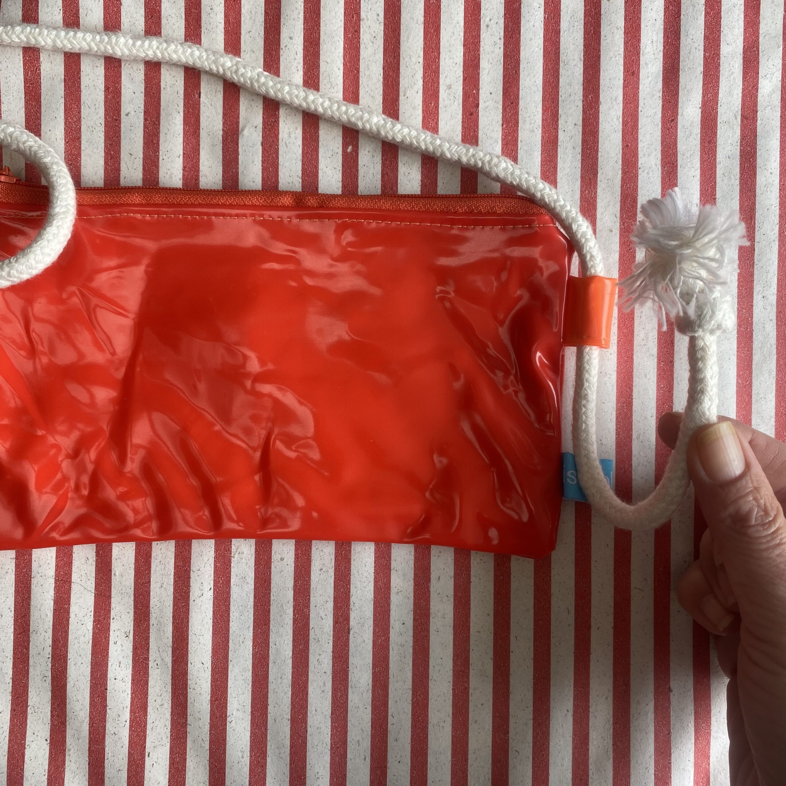 rote Upcycling Umhängetasche aus recycelter Luftmatratze, verstellbar, wasserabweisend, mit Reissverschluss