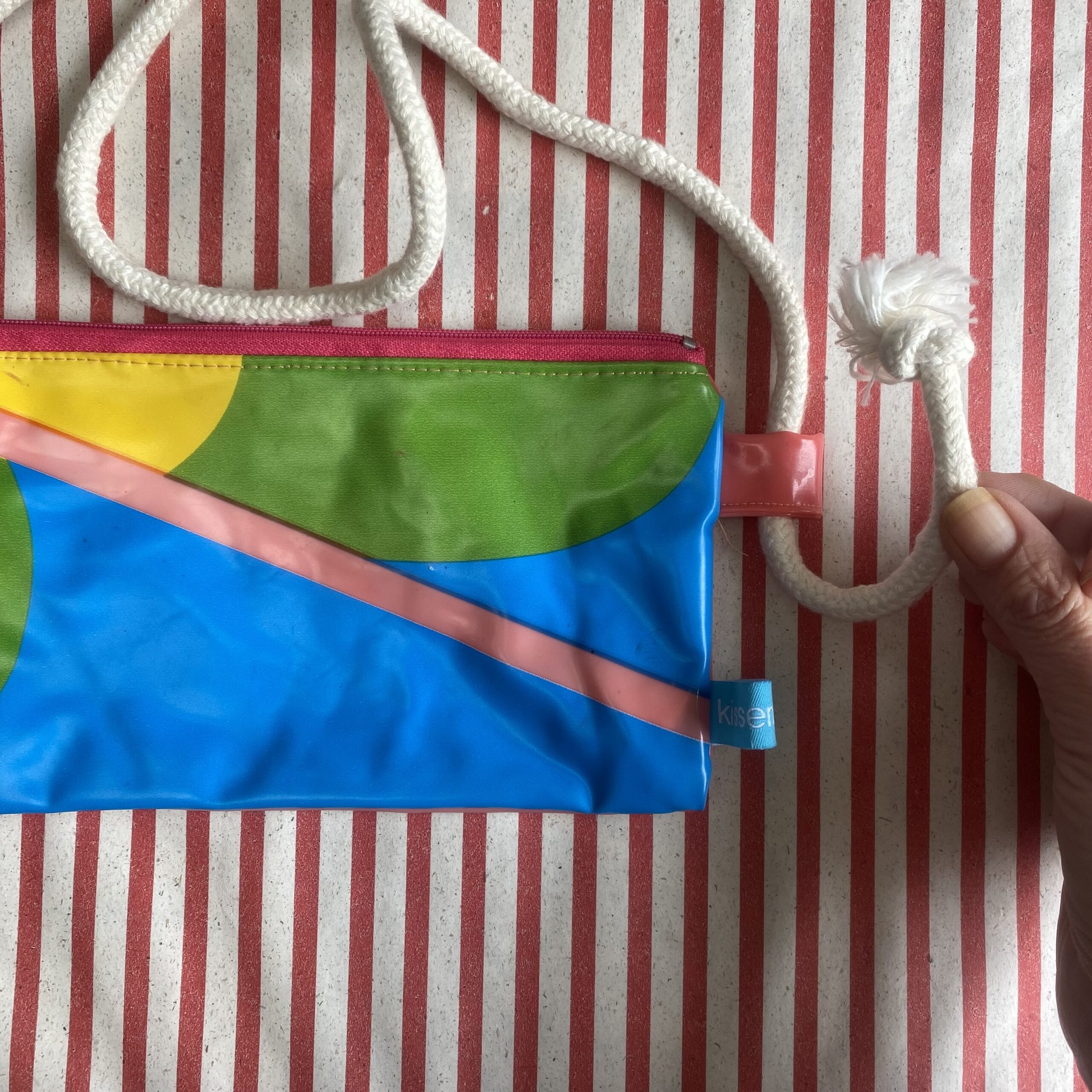 bunte Upcycling Umhängetasche aus recyceltem Schwimmtier, verstellbar, wasserabweisend, mit Reissverschluss