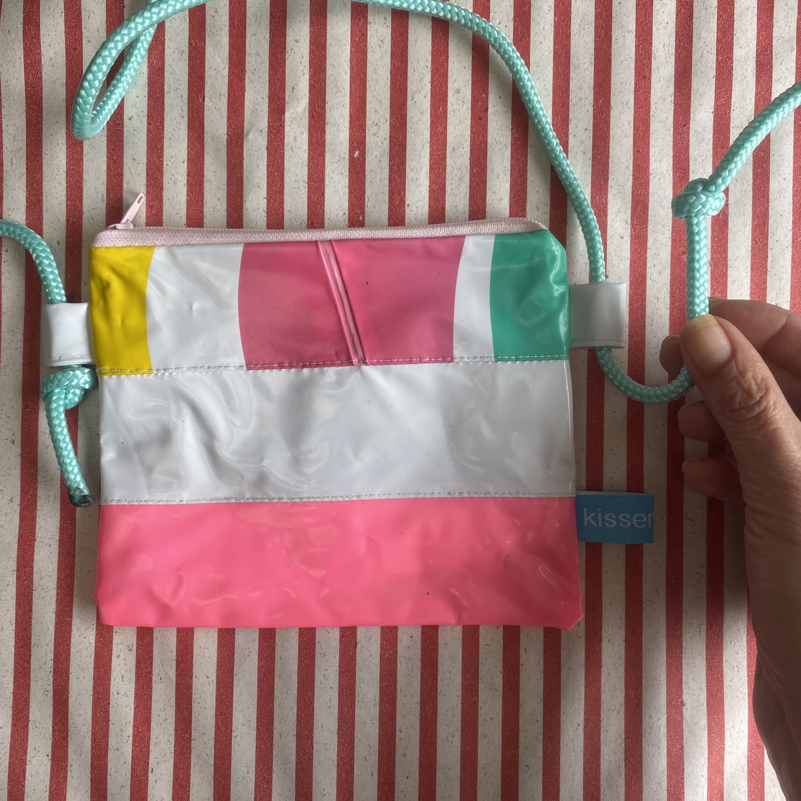 kleine Upcycling Umhängetasche aus recyceltem Schwimmspielzeug, verstellbar, wasserabweisend, gestreift, mit Reissverschluss
