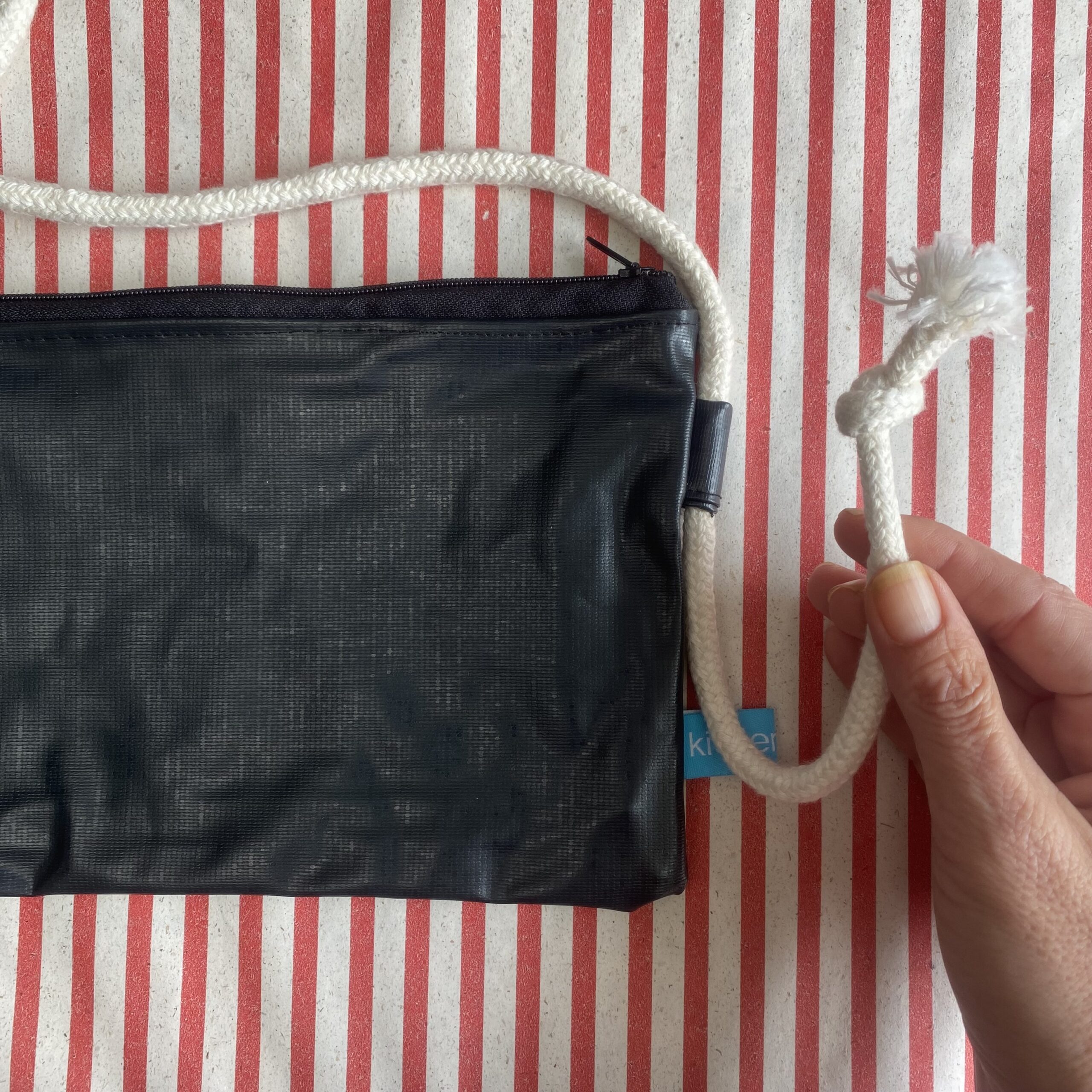 schwarze Upcycling Umhängetasche aus recyceltem Schlauchboot, verstellbar, wasserabweisend, mit Reissverschluss