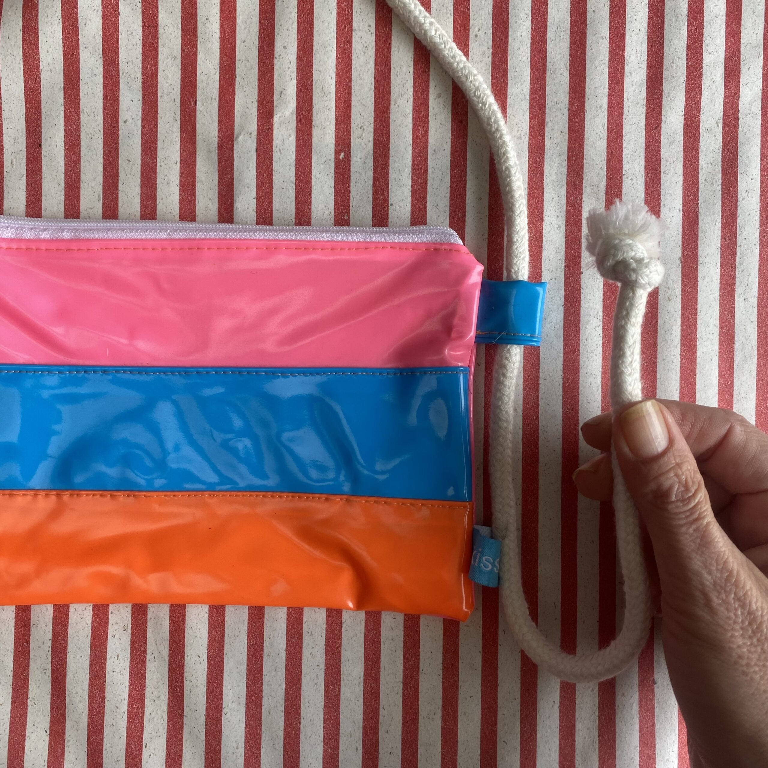 Upcycling Umhängetasche aus aufblasbaren Pooltieren, pink-petrol-orange-verstellbare Träger, wasserabweisend, mit Reissverschluss