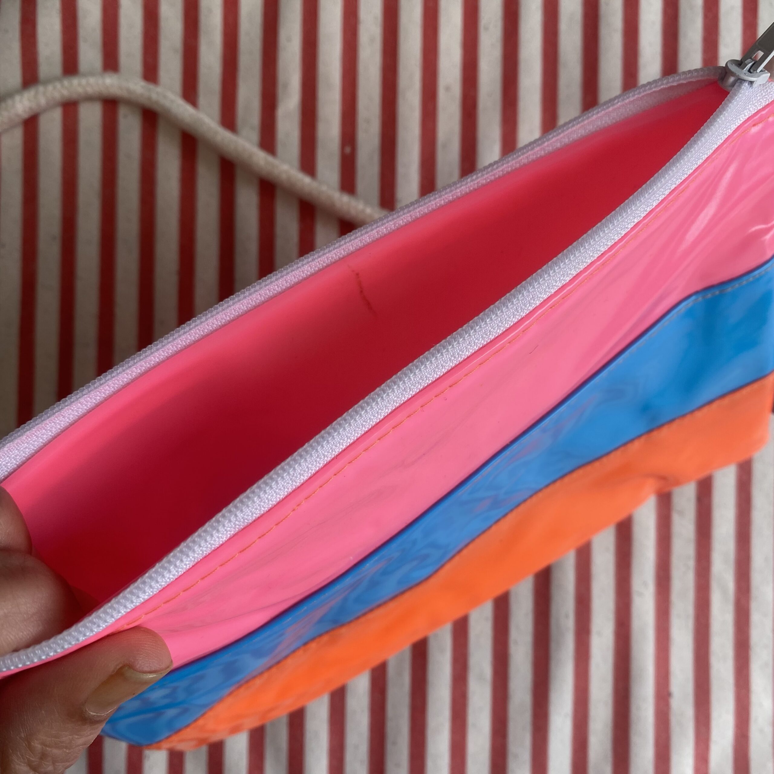 Upcycling Umhängetasche aus aufblasbaren Pooltieren, pink-petrol-orange-verstellbare Träger, wasserabweisend, mit Reissverschluss