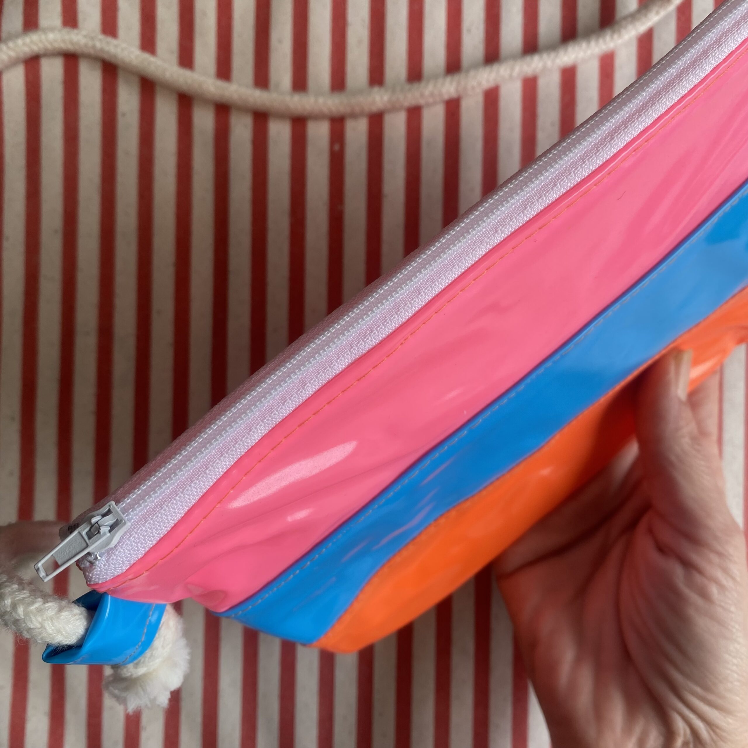Upcycling Umhängetasche aus aufblasbaren Pooltieren, pink-petrol-orange-verstellbare Träger, wasserabweisend, mit Reissverschluss