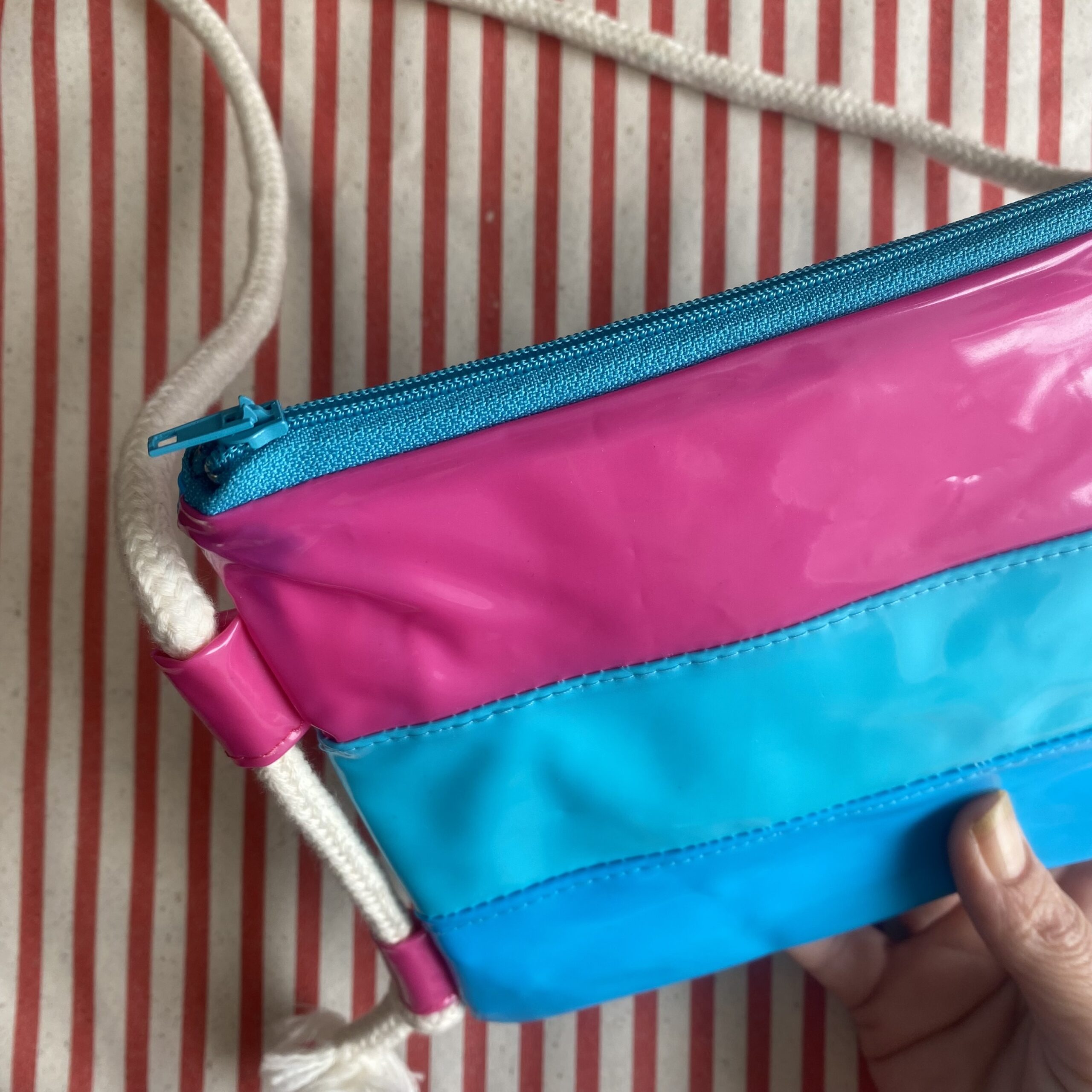 Upcycling Umhängetasche aus aufblasbaren Pooltieren, pink-petrol-blau,verstellbare Träger, wasserabweisend, mit Reissverschluss