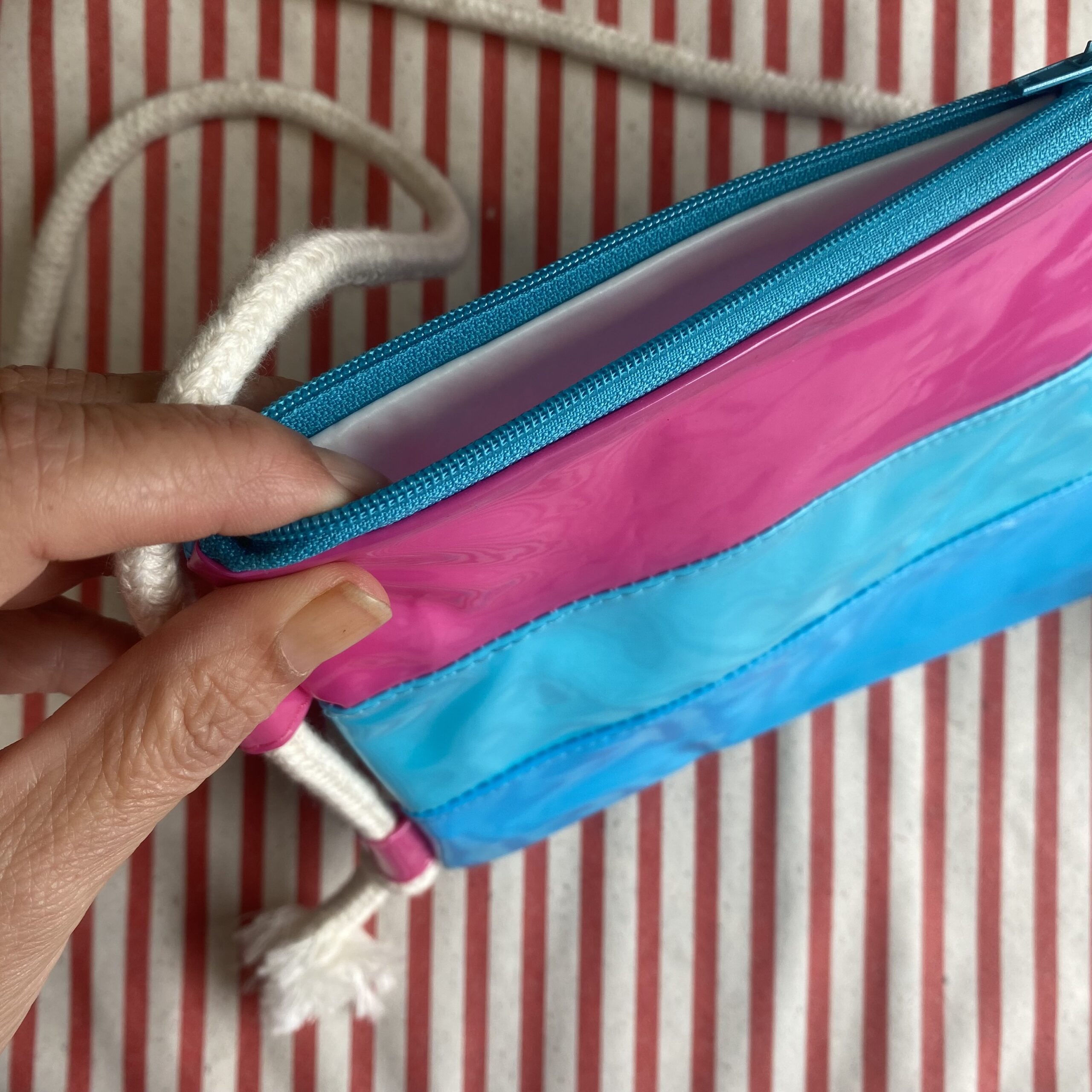 Upcycling Umhängetasche aus aufblasbaren Pooltieren, pink-petrol-blau,verstellbare Träger, wasserabweisend, mit Reissverschluss