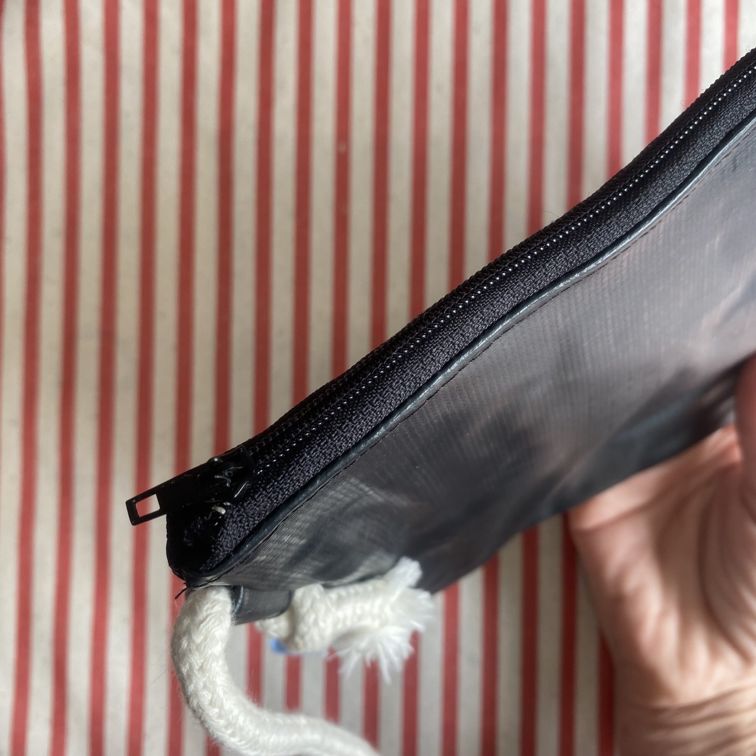 schwarze Upcycling Umhängetasche aus recyceltem Schlauchboot, verstellbar, wasserabweisend, mit Reissverschluss