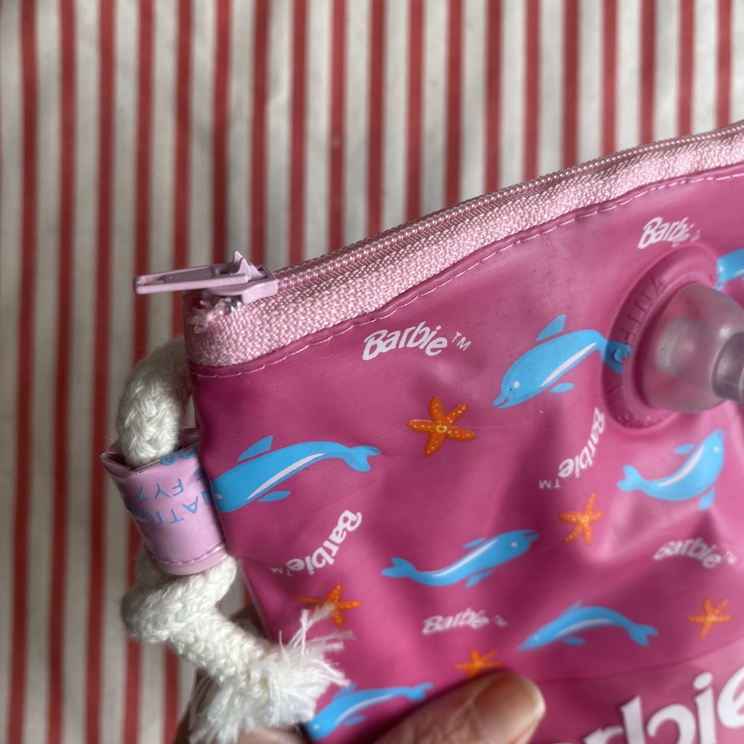 kleine Upcycling Umhängetasche aus recyceltem Schwimmflügel, verstellbar, wasserabweisend, mit Reissverschluss