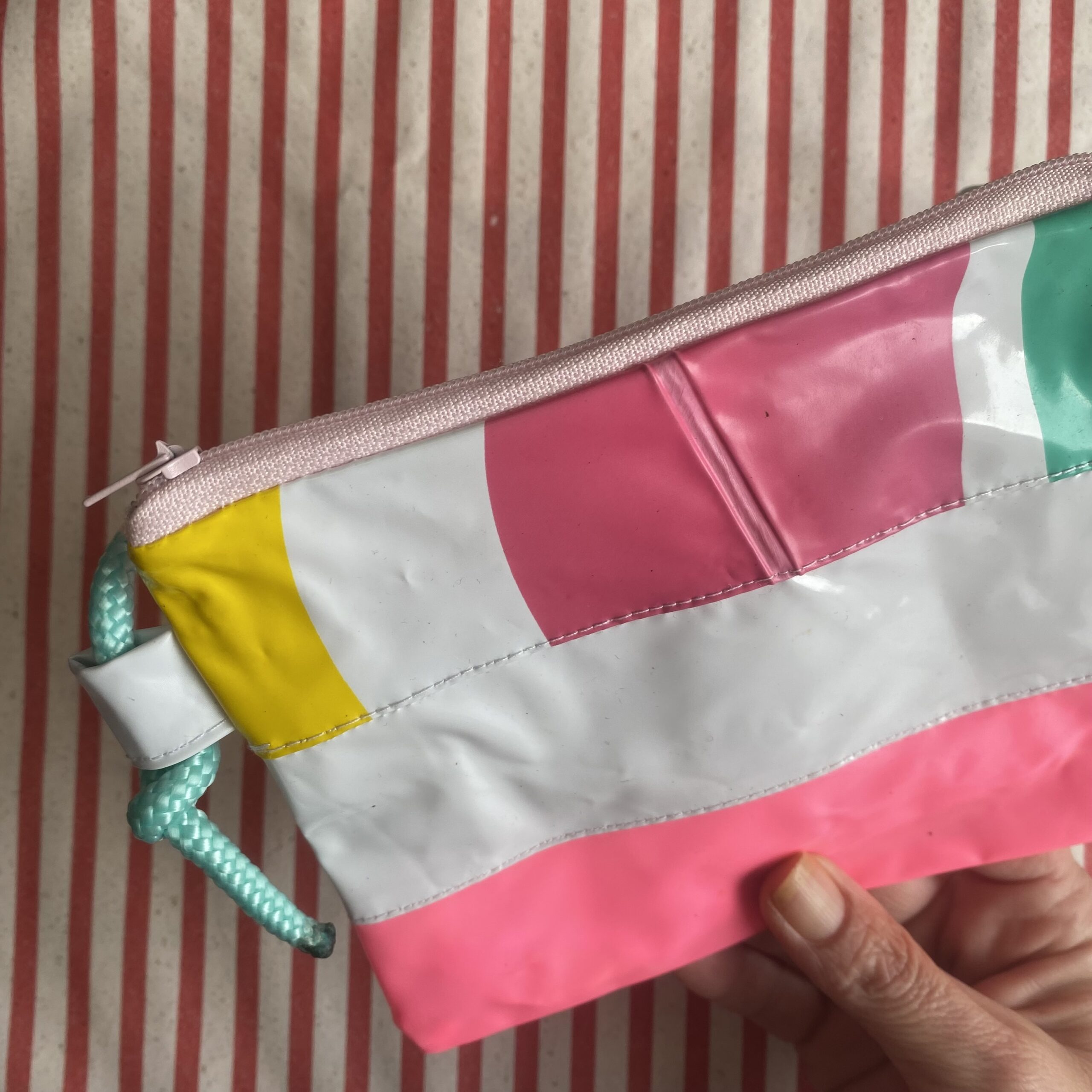 kleine Upcycling Umhängetasche aus recyceltem Schwimmspielzeug, verstellbar, wasserabweisend, gestreift, mit Reissverschluss