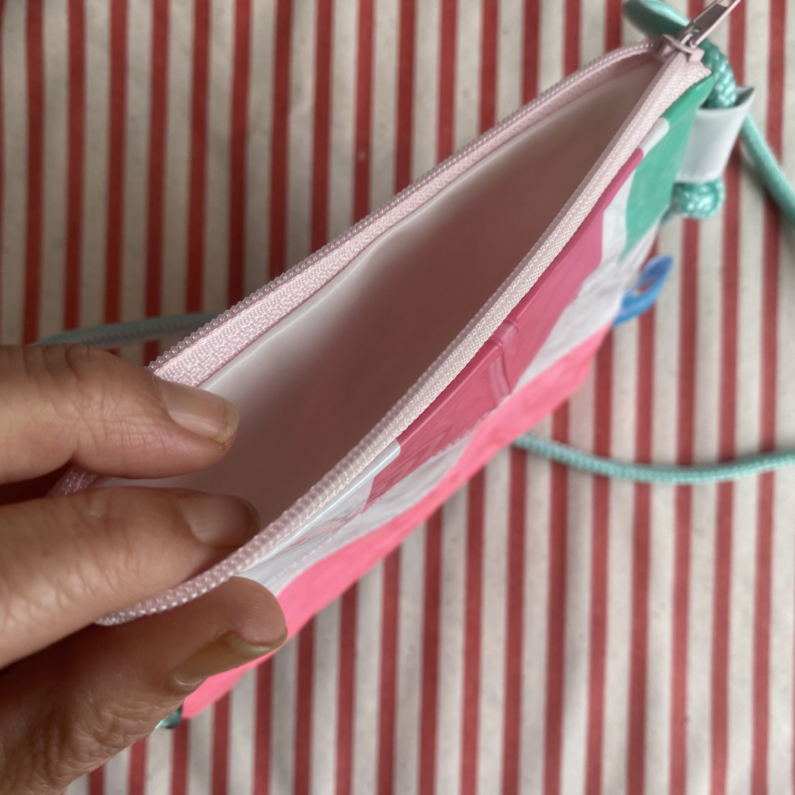 kleine Upcycling Umhängetasche aus recyceltem Schwimmspielzeug, verstellbar, wasserabweisend, gestreift, mit Reissverschluss