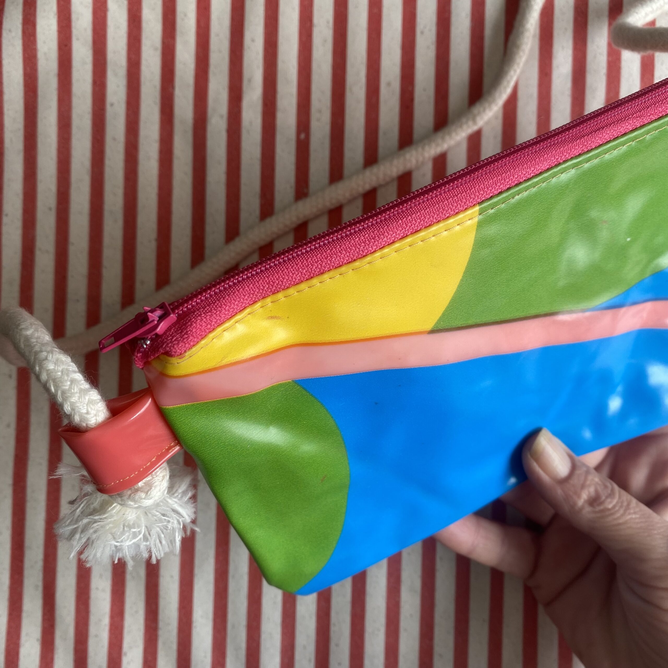 bunte Upcycling Umhängetasche aus recyceltem Schwimmtier, verstellbar, wasserabweisend, mit Reissverschluss