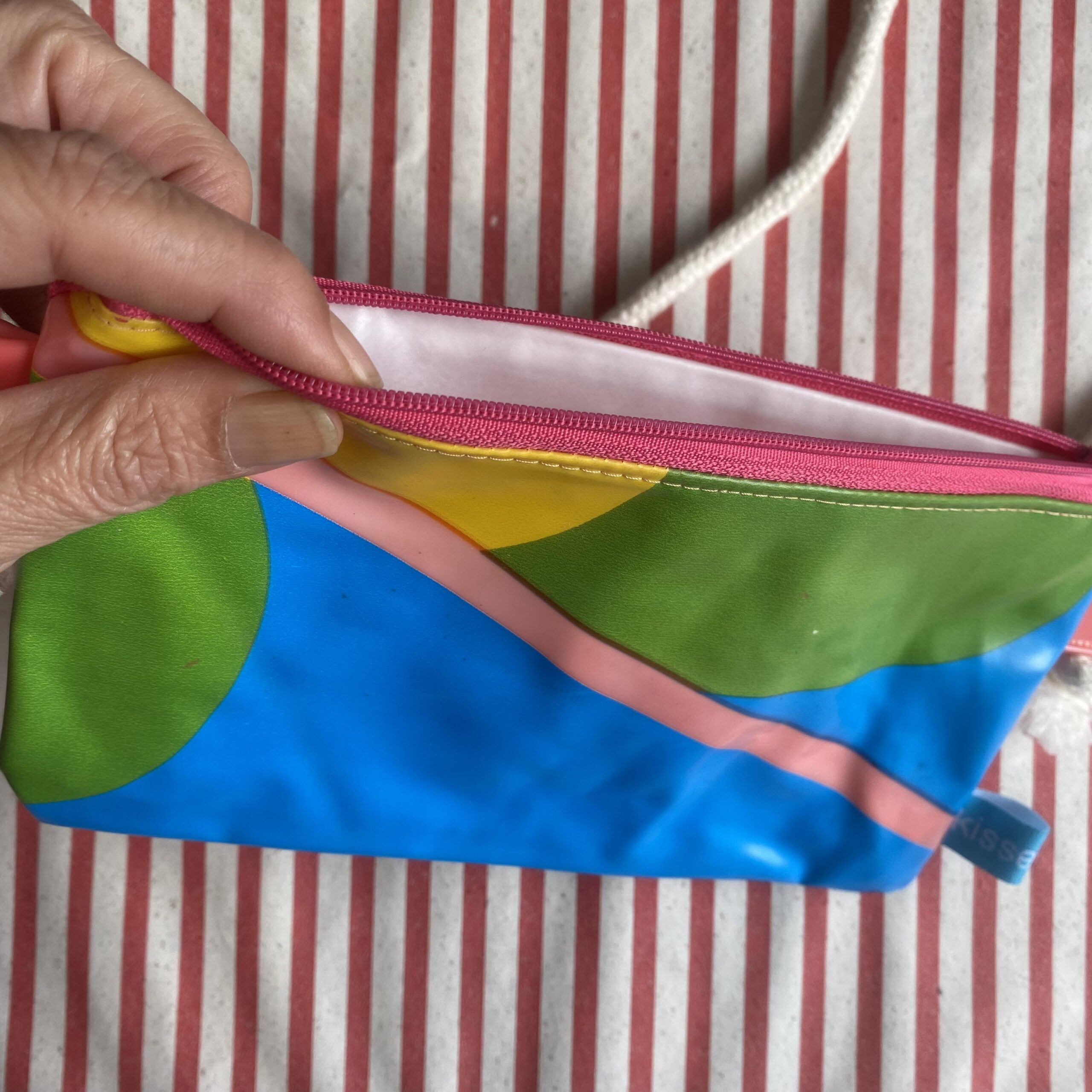 bunte Upcycling Umhängetasche aus recyceltem Schwimmtier, verstellbar, wasserabweisend, mit Reissverschluss