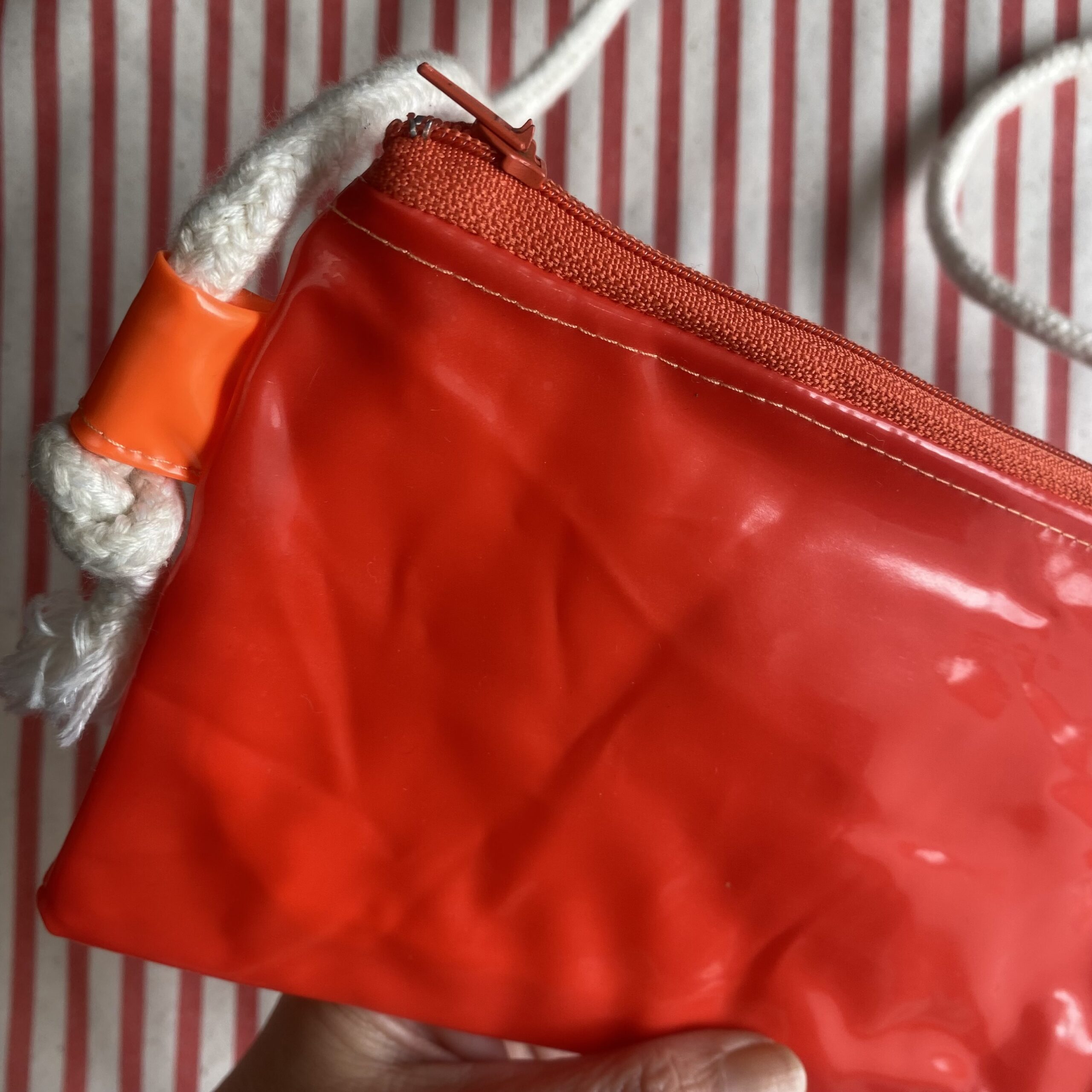 rote Upcycling Umhängetasche aus recycelter Luftmatratze, verstellbar, wasserabweisend, mit Reissverschluss