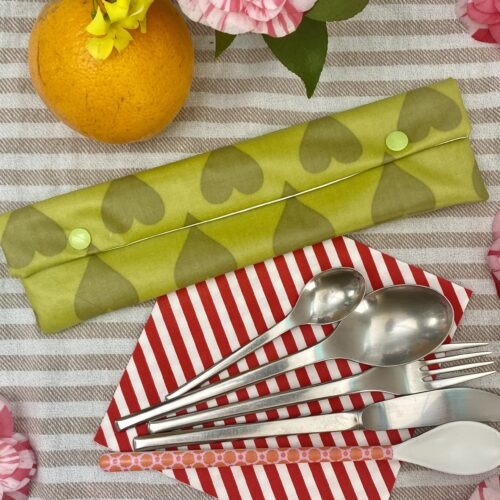 Bestecktasche/ Pinseltasche für Camping, Picknick, unterwegs - grün mit Herzen - Motiv