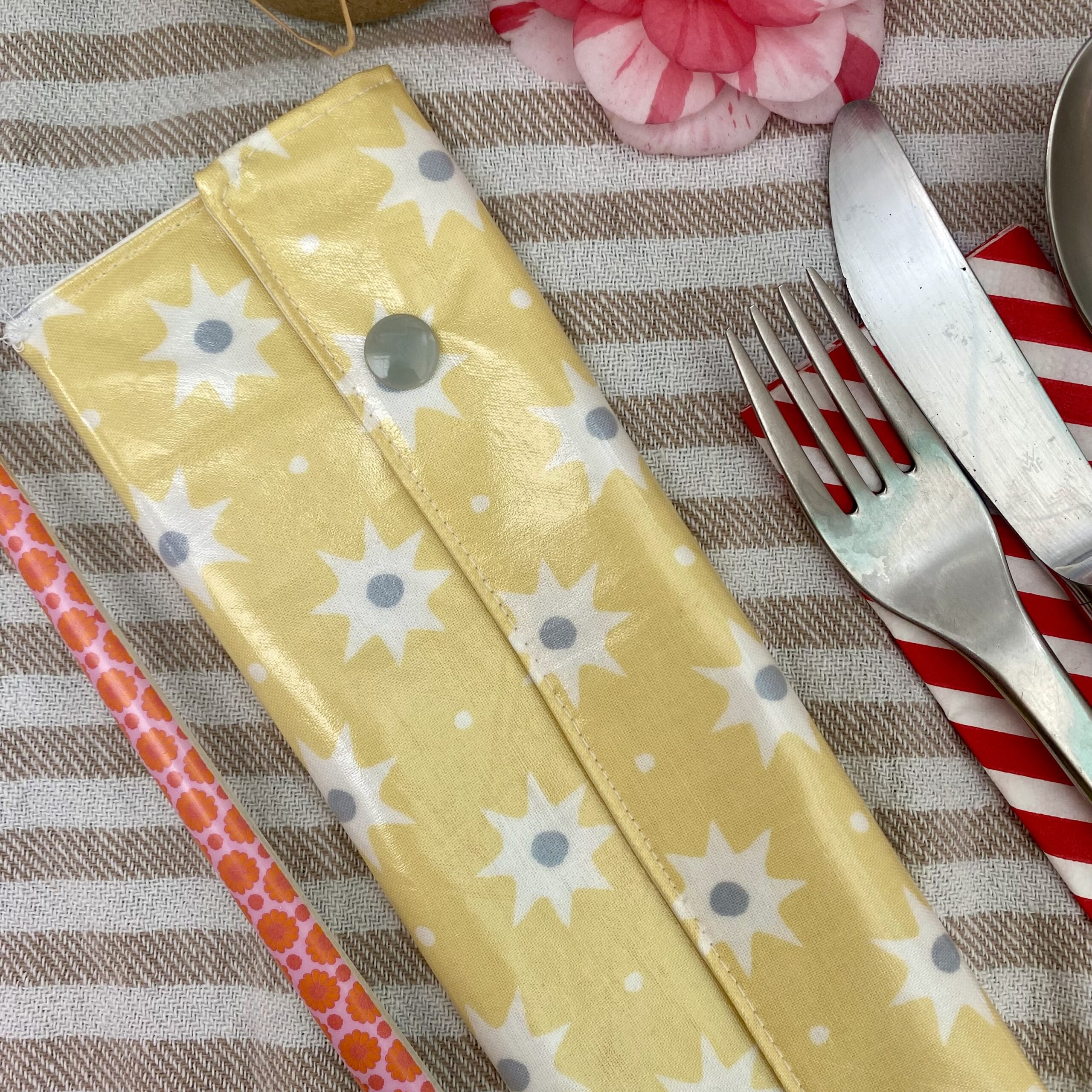 Bestecktasche/ Pinseltasche für Camping, Picknick, unterwegs - gelb mit Blumen - Motiv