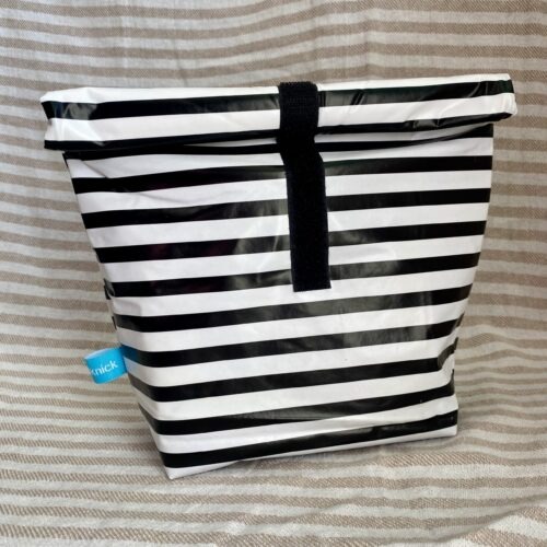Lunchbag, Picknickbag, Utensilo, Wetbag schwarz-weiß gestreift, auswaschbar aus beschichtetem Wachstuch, Größe M