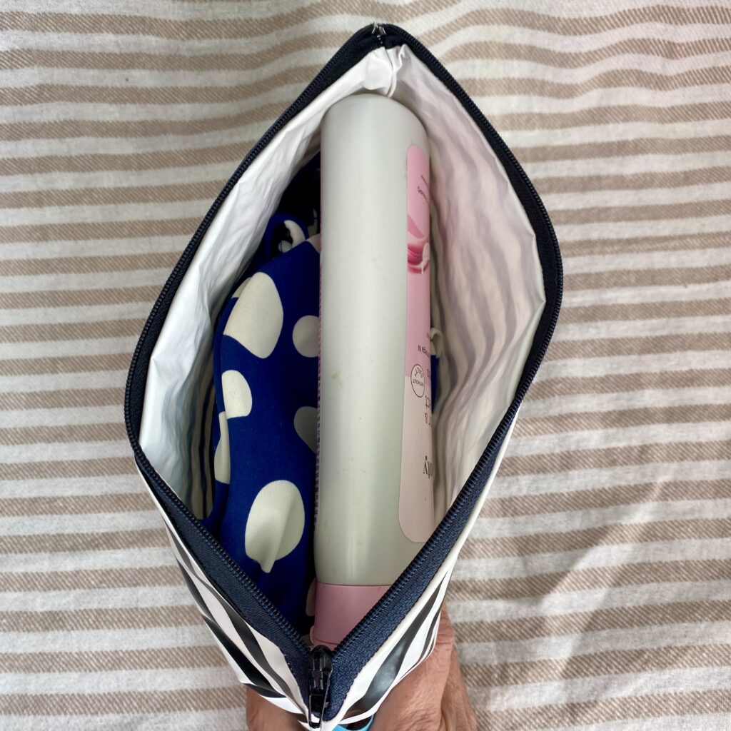 Wetbag/ Schwimmtasche/ Kosmetiktasche schwarz-weiß gestreift, wasserabweisend, mit Innenfutter