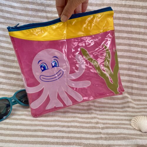 Upcycling Mäppchen Krake aus recyceltem Schwimmring & Luftmatratze in pink, durchsichtig, wasserabweisende Tasche mit Reissverschluss