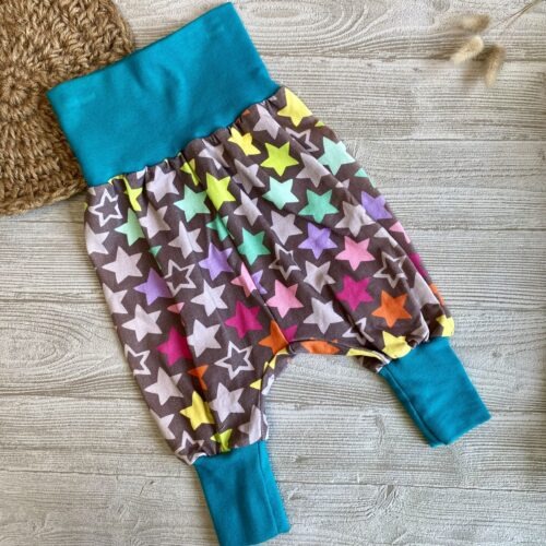 Mitwachshose aus Jersey mit breitem Bündchen für Babys und Kinder mit bunten Sternen