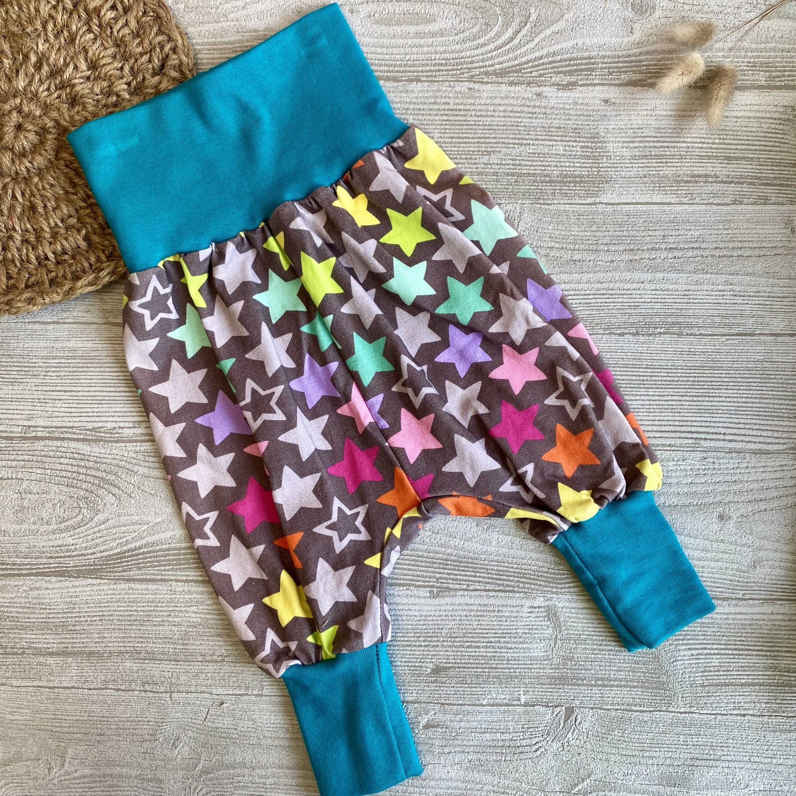 Mitwachshose aus Jersey mit breitem Bündchen für Babys und Kinder mit bunten Sternen