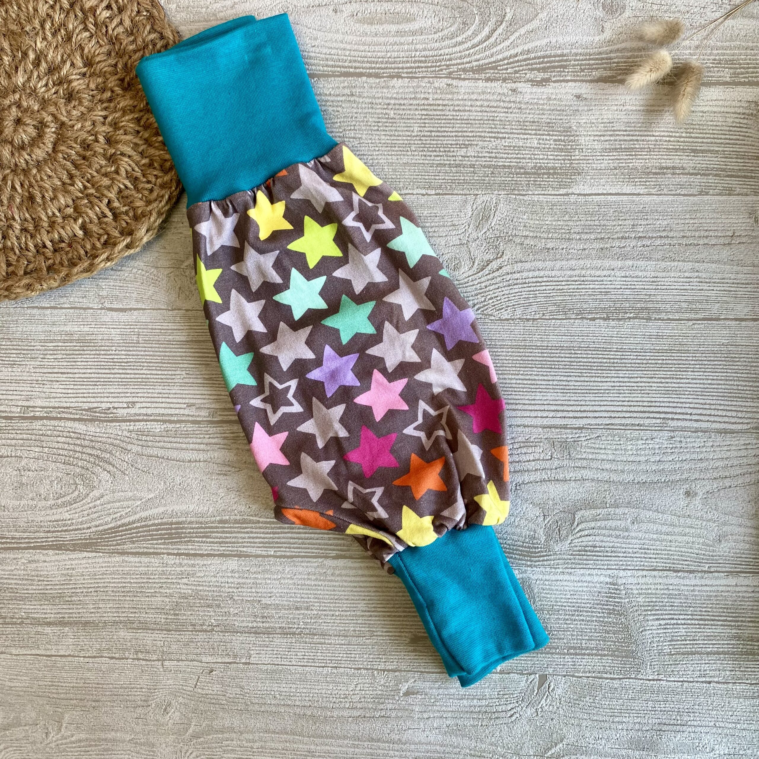 Mitwachshose aus Jersey mit breitem Bündchen für Babys und Kinder mit bunten Sternen