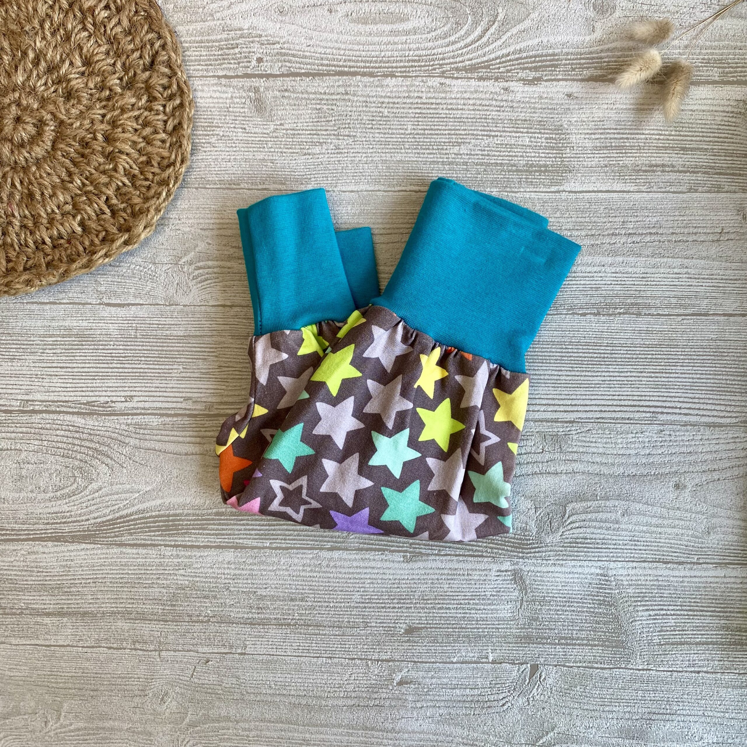Mitwachshose aus Jersey mit breitem Bündchen für Babys und Kinder mit bunten Sternen