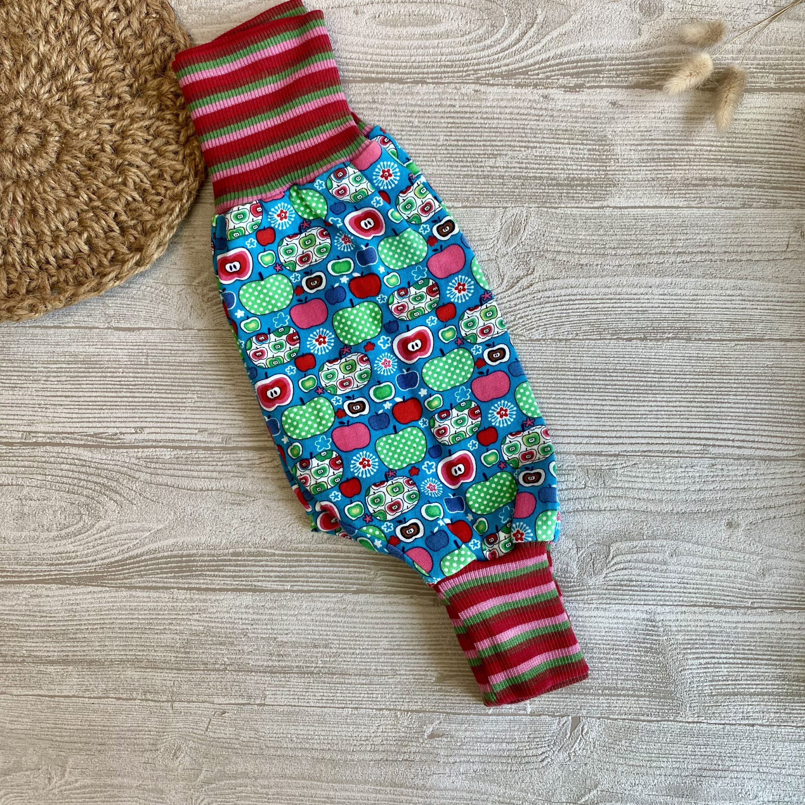 Mitwachshose mit bunten Äpfeln aus Jersey mit breitem Bündchen für Babys und Kinder, Gr. 56/62