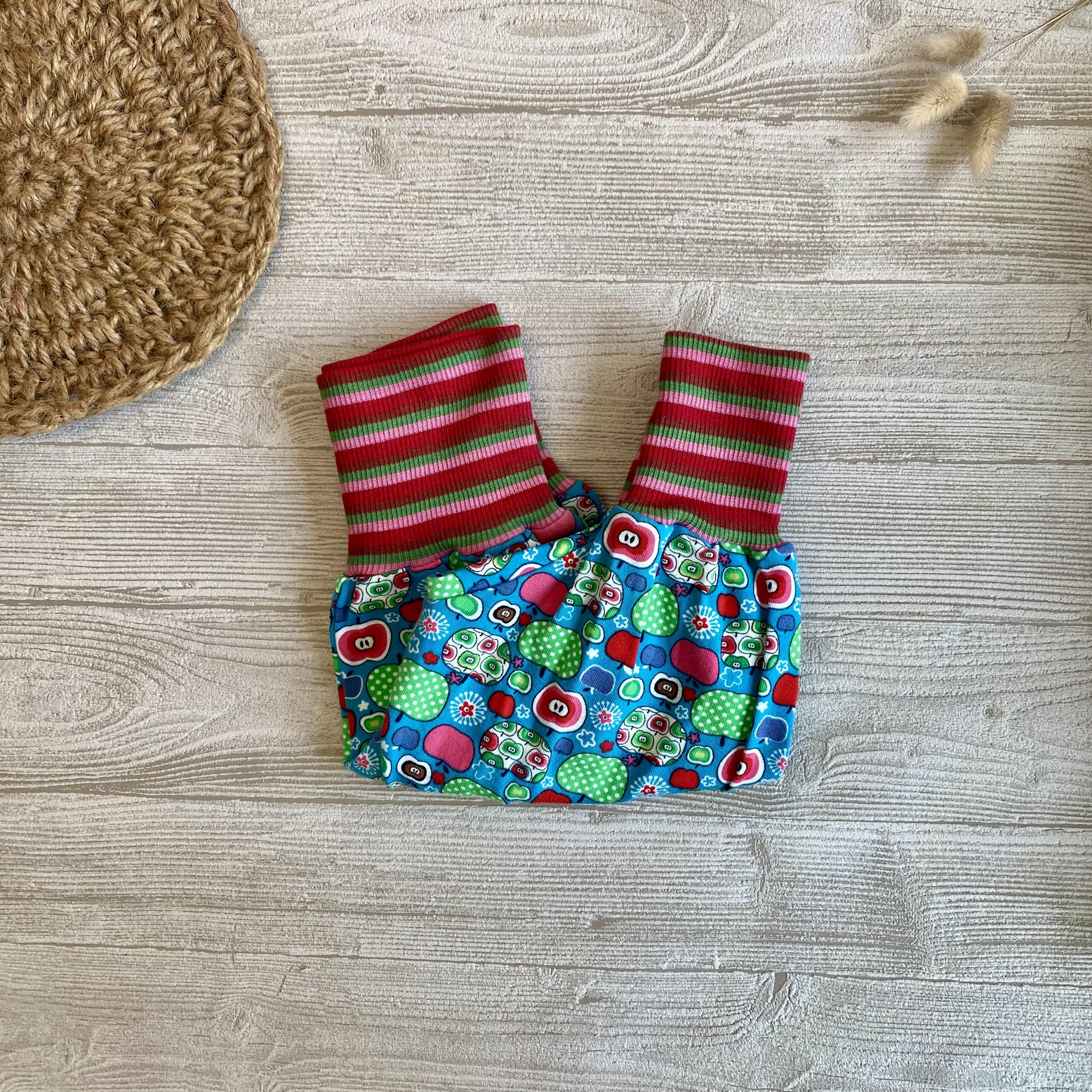Mitwachshose mit bunten Äpfeln aus Jersey mit breitem Bündchen für Babys und Kinder, Gr. 56/62