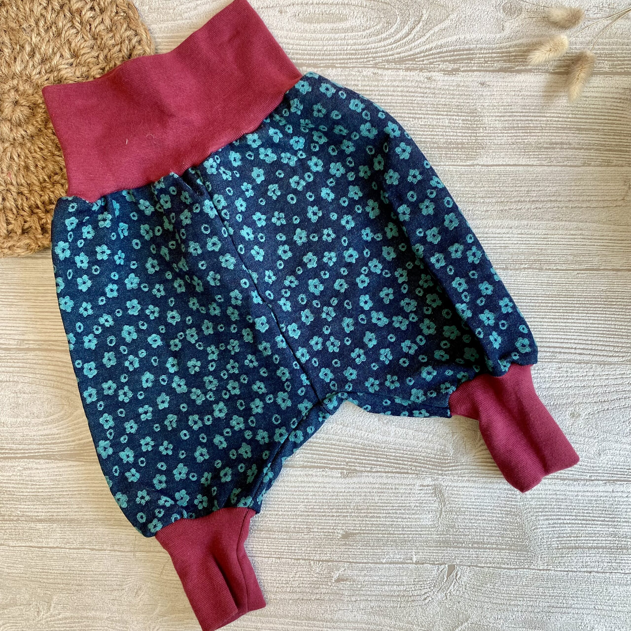 Mitwachshose aus Jeans mit Blumen mit breitem Bündchen für Babys und Kinder