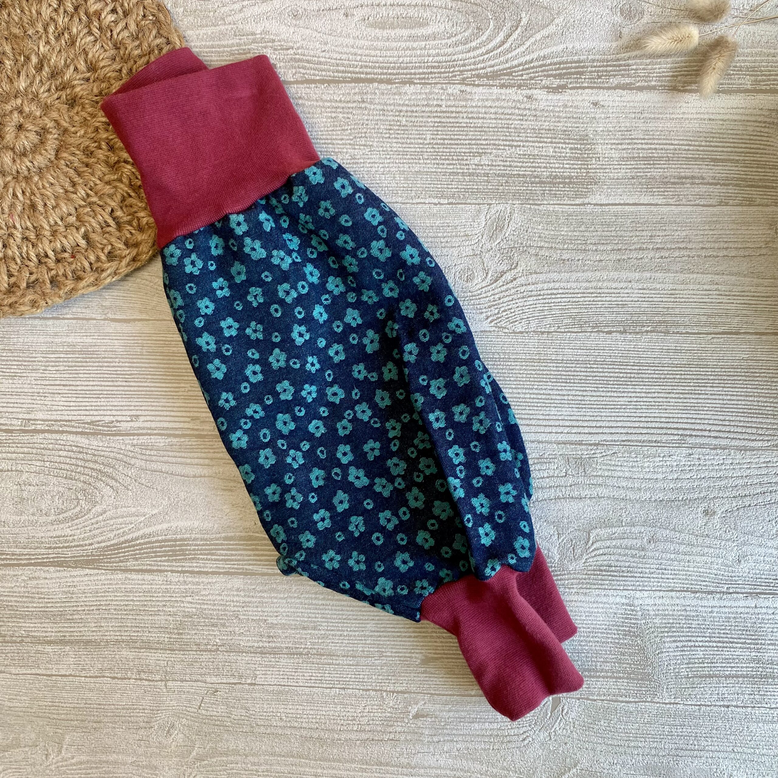 Mitwachshose aus Jeans mit Blumen mit breitem Bündchen für Babys und Kinder
