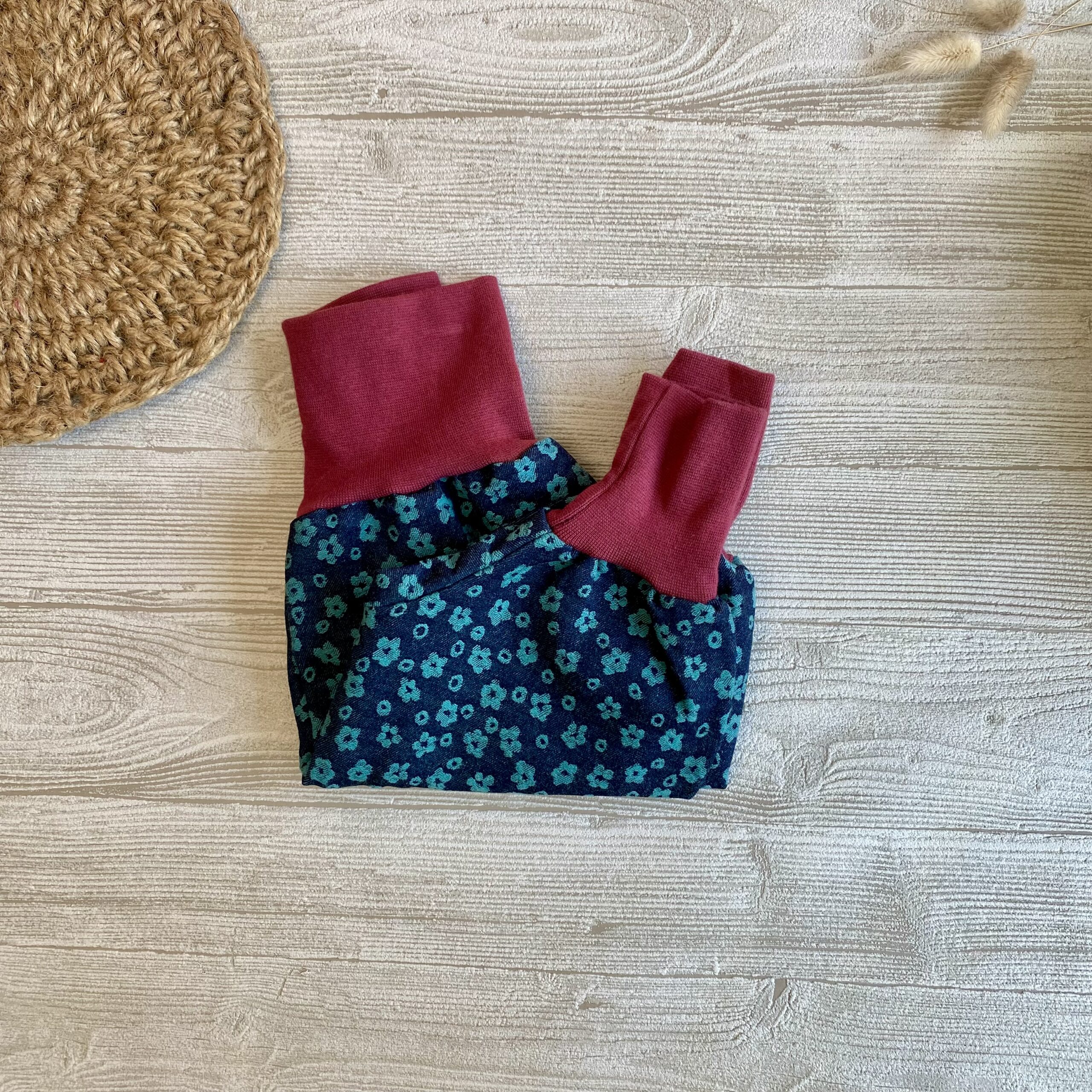 Mitwachshose aus Jeans mit Blumen mit breitem Bündchen für Babys und Kinder