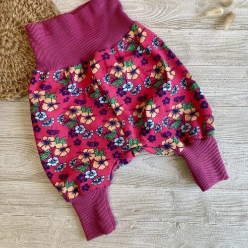 Mitwachshose Hawaii Blumen pink aus Sommersweat für Babys, Gr. 56/62