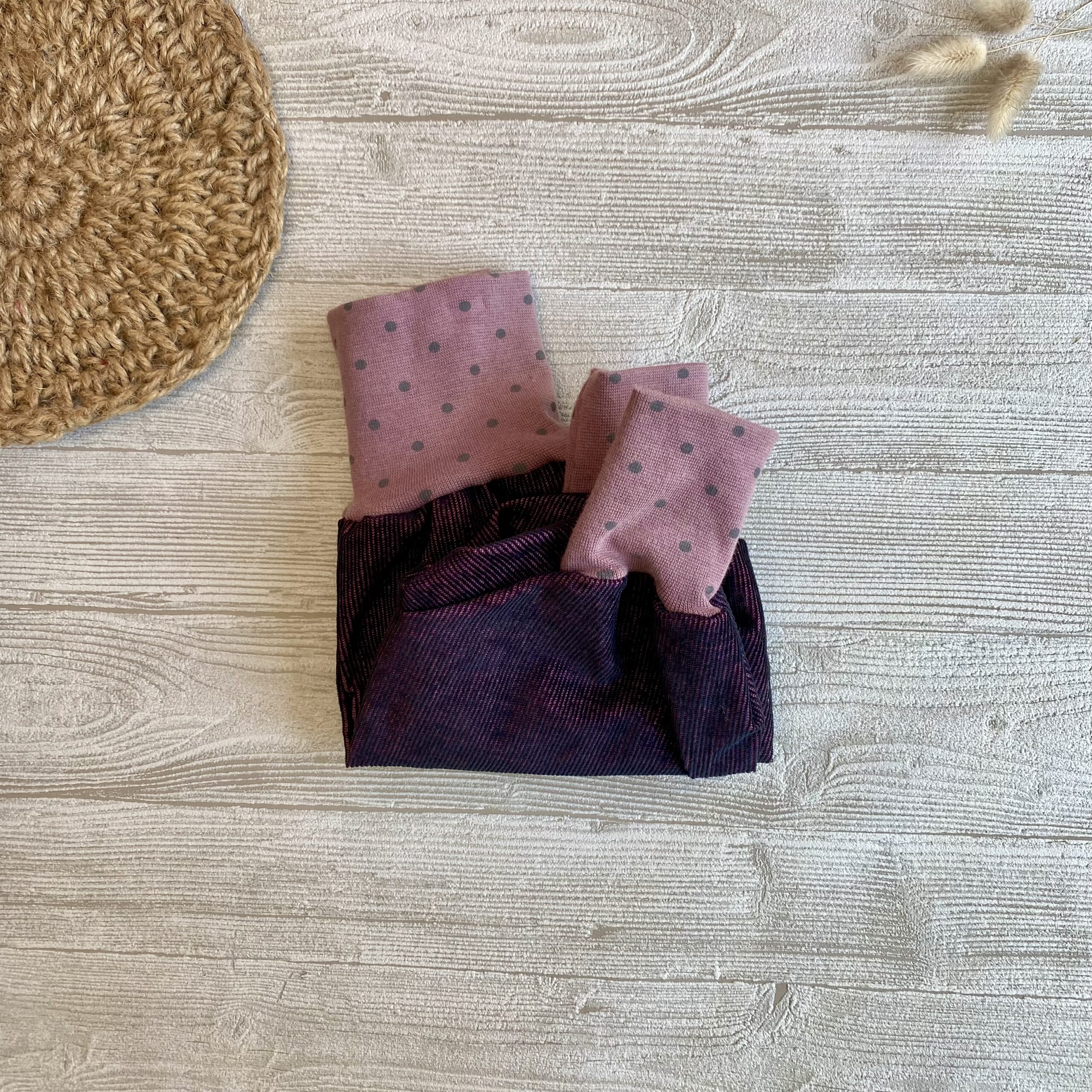 Mitwachshose aus Lila Cord mit gepunktetem Bündchen für Babys und Kinder