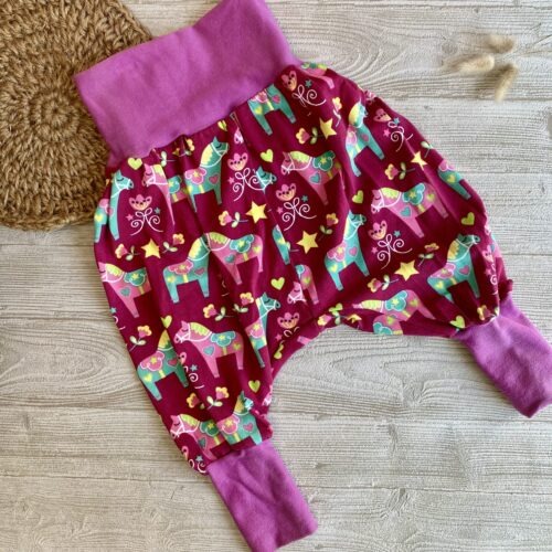 Mitwachshose mit Dala Pferden im Pink/ Rosa aus Jersey für Babys, Gr. 68/74