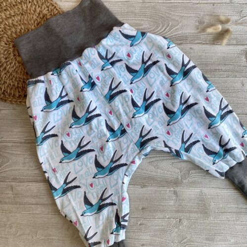 Mitwachshose/ Kinderhose mit Schwalben/ Love is all you need aus Jersey für Babys, Gr. 80/86