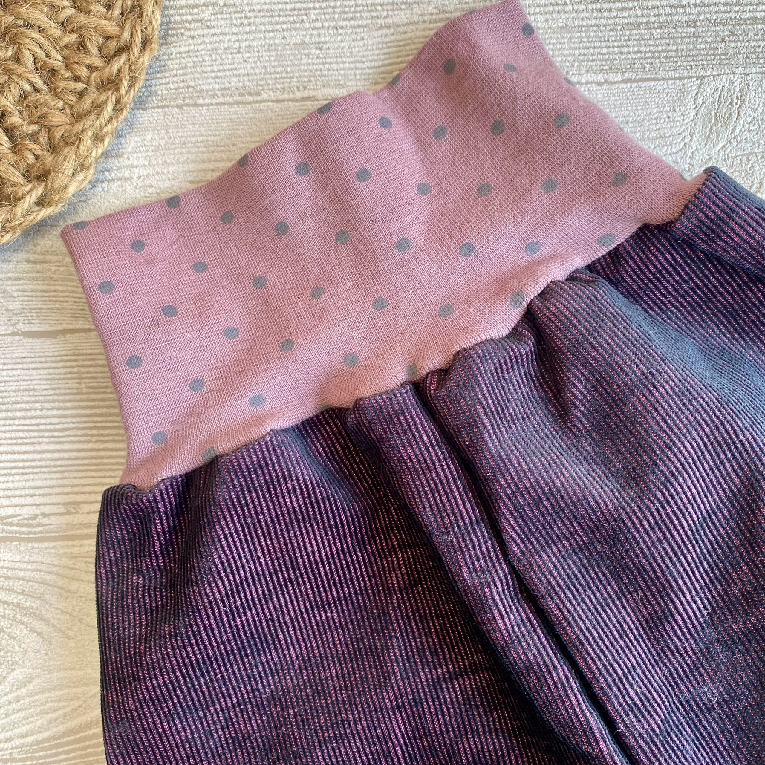 Mitwachshose aus Lila Cord mit gepunktetem Bündchen für Babys und Kinder