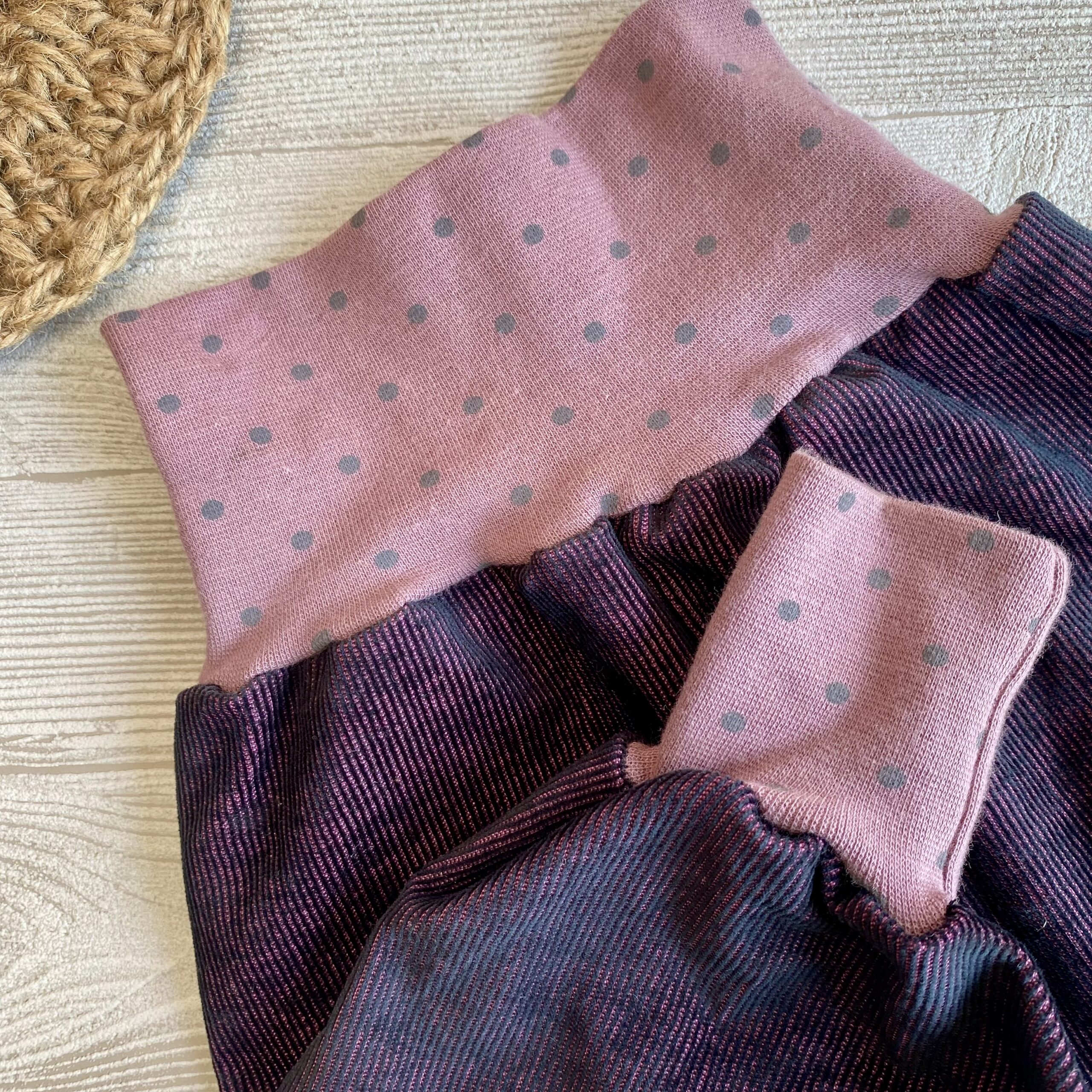 aMitwachshose aus Lila Cord mit gepunktetem Bündchen für Babys und Kinder