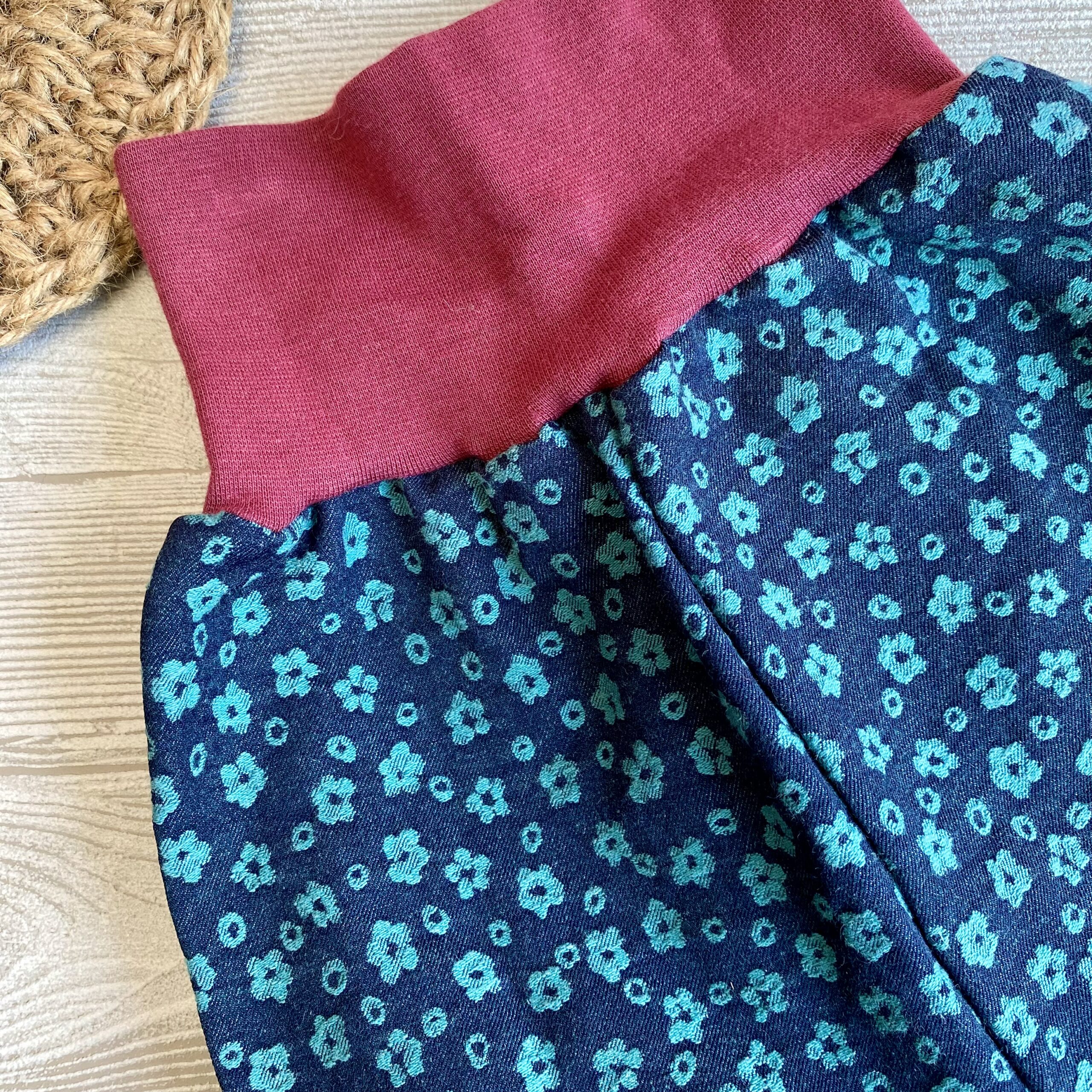 aMitwachshose aus Jeans mit Blumen mit breitem Bündchen für Babys und Kinder