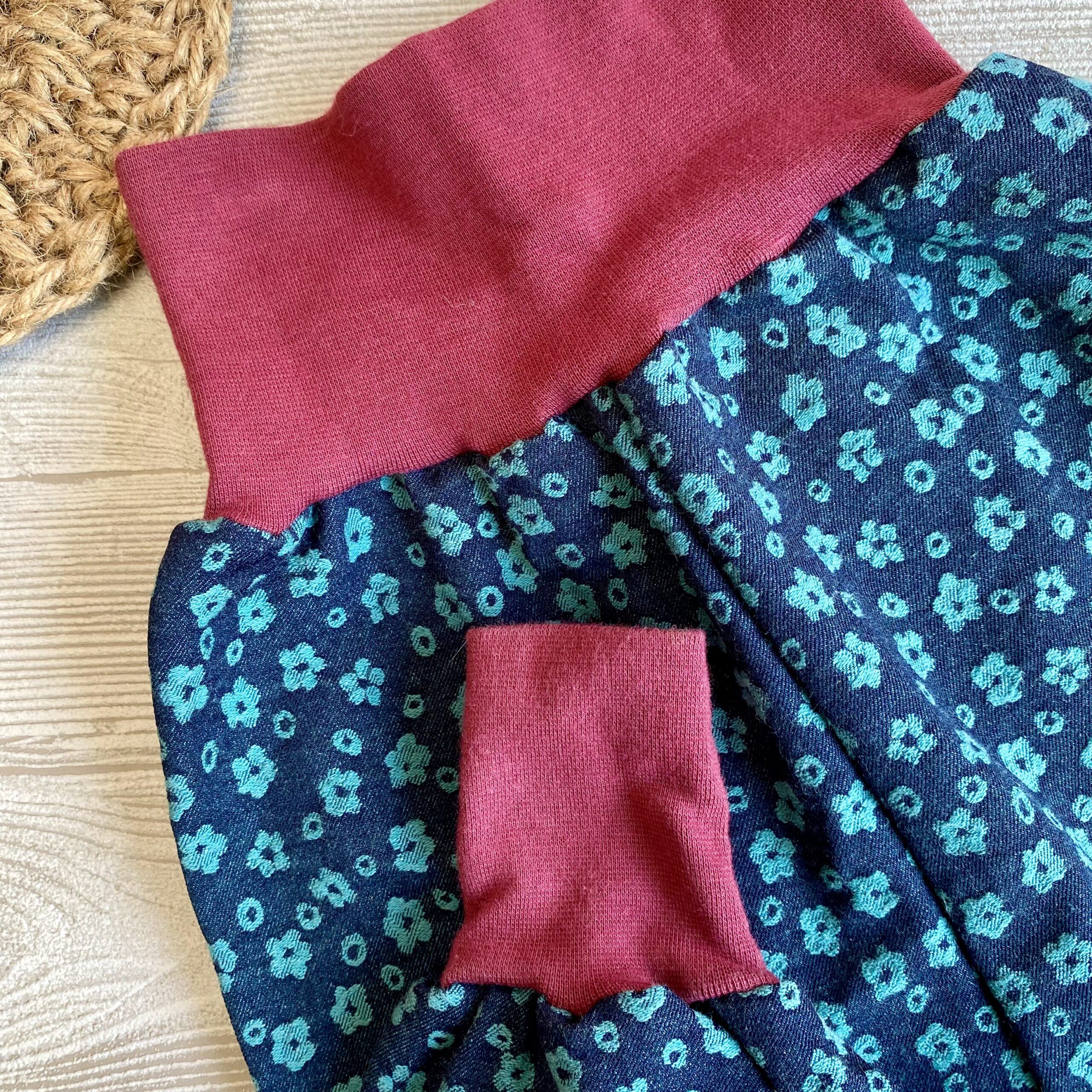 Mitwachshose aus Jeans mit Blumen mit breitem Bündchen für Babys und Kinder
