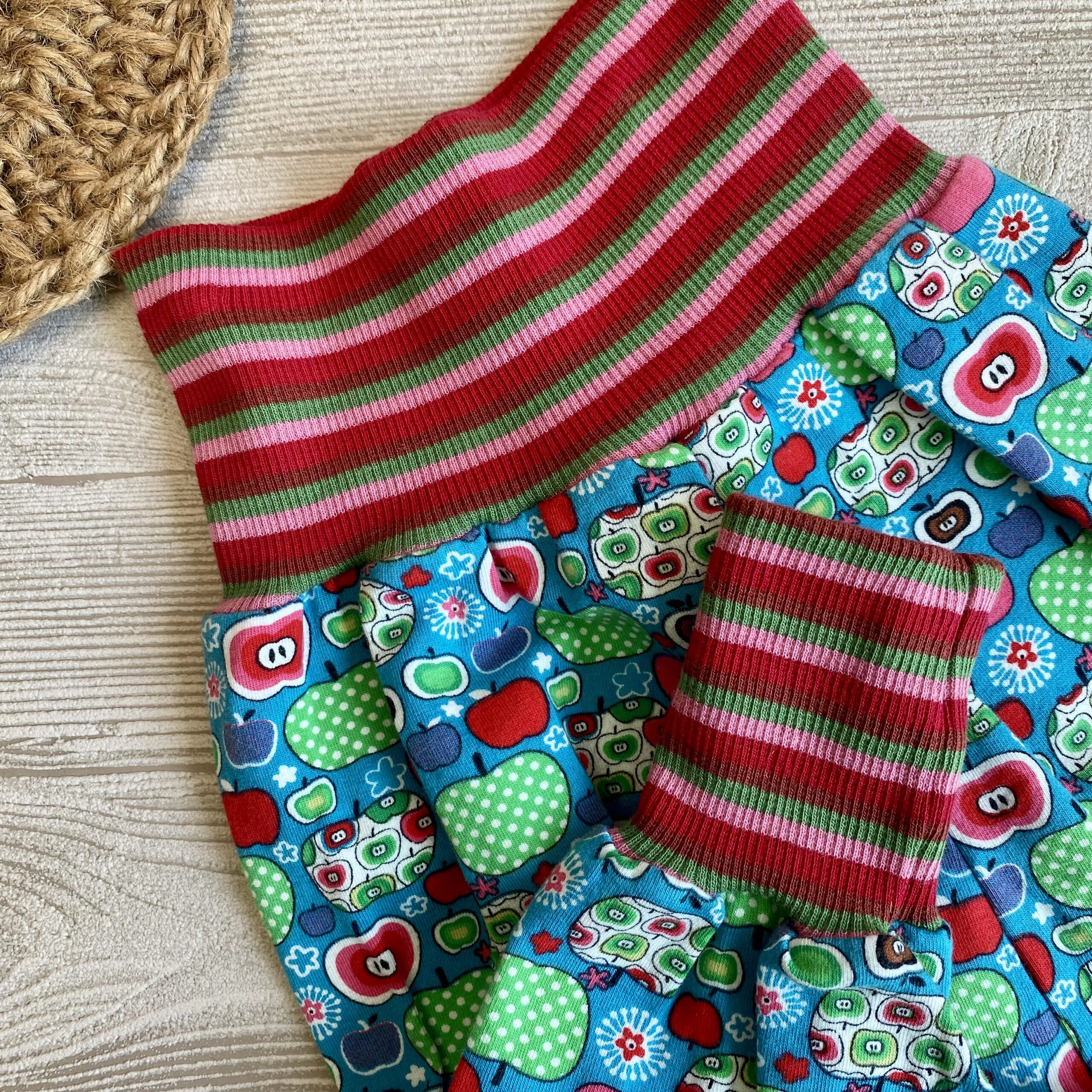 Mitwachshose mit bunten Äpfeln aus Jersey mit breitem Bündchen für Babys und Kinder, Gr. 56/62
