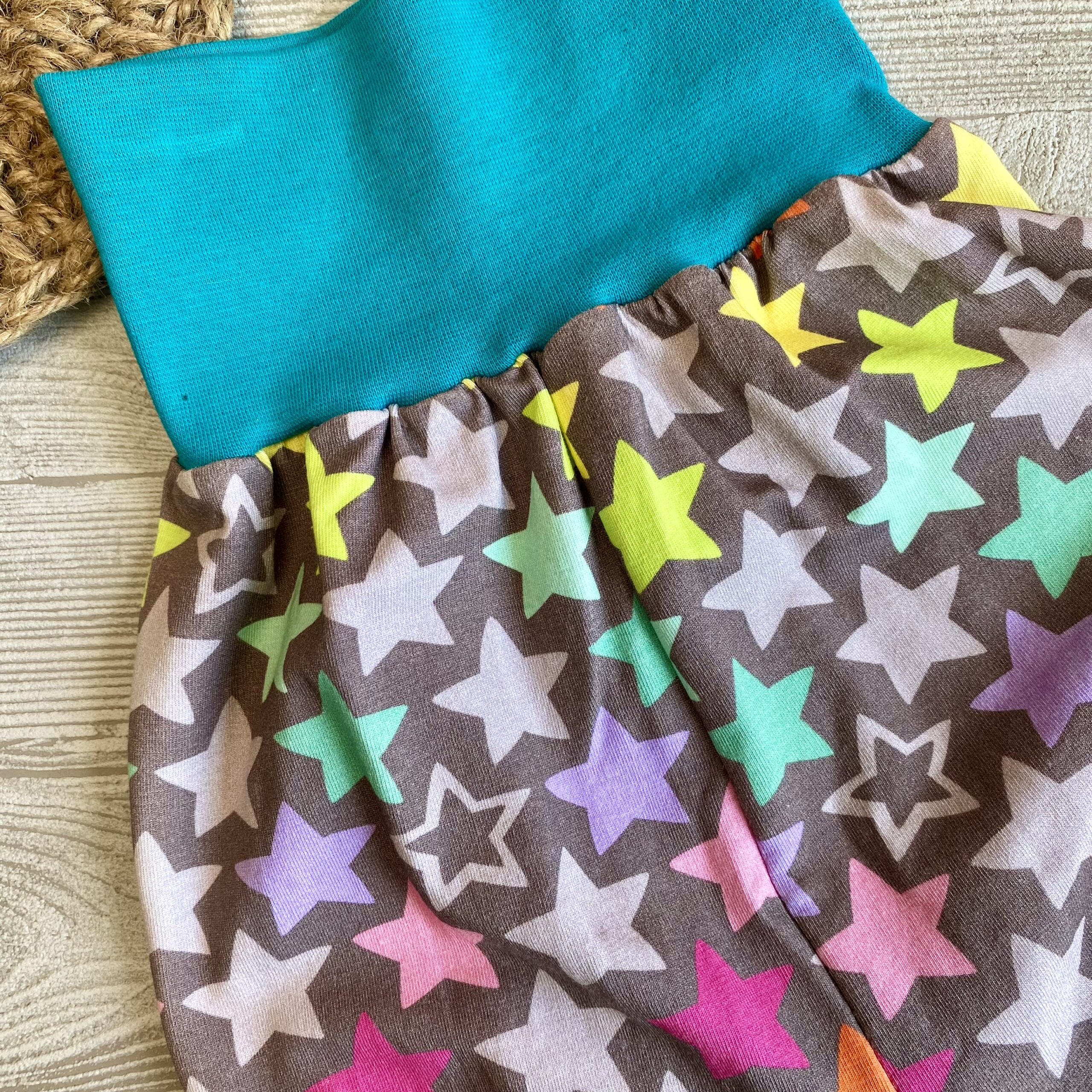 Mitwachshose aus Jersey mit breitem Bündchen für Babys und Kinder mit bunten Sternen