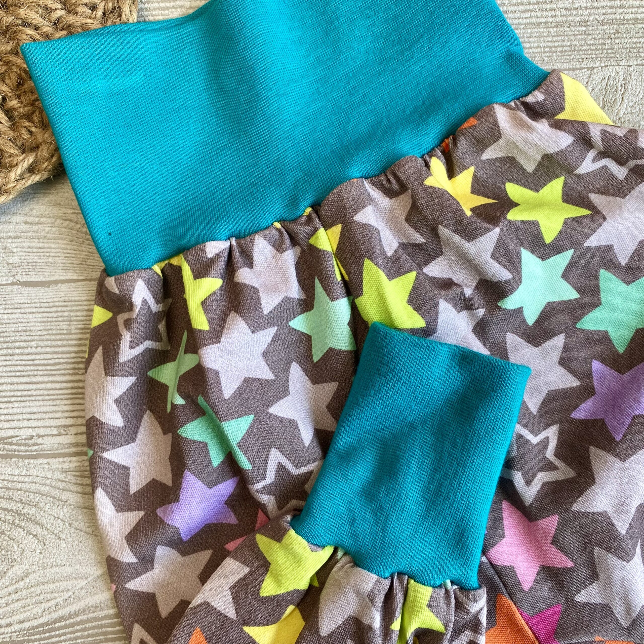 Mitwachshose aus Jersey mit breitem Bündchen für Babys und Kinder mit bunten Sternen