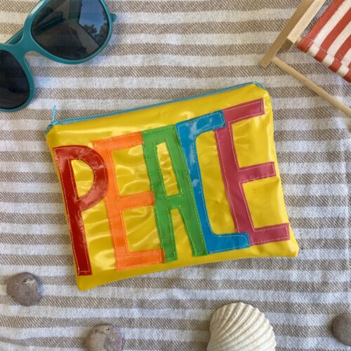 Upcycling Mäppchen PEACE, aus aufblasbarem Schwimmspielzeug, wasserabweisend, Statement-Tasche
