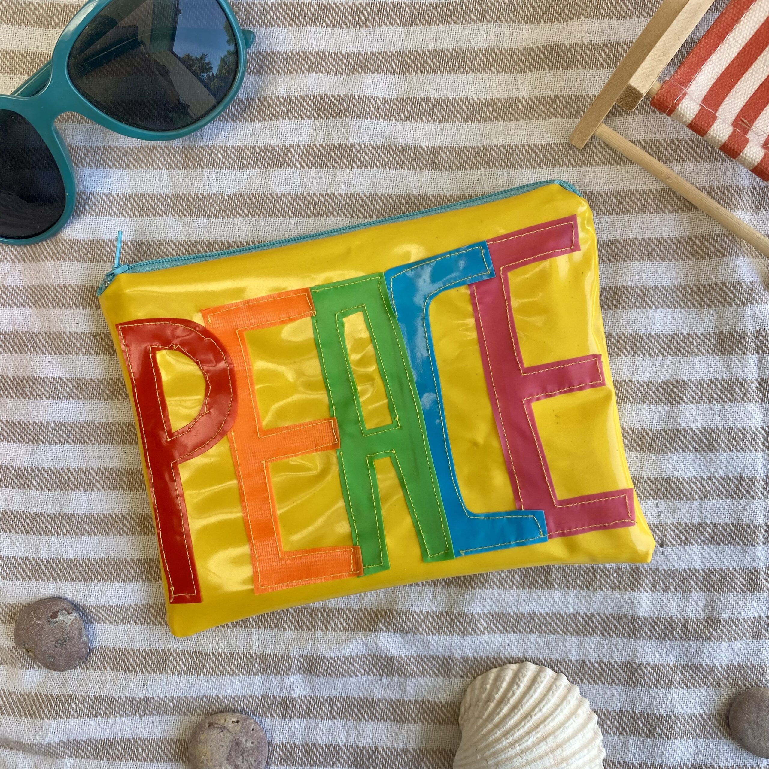 Upcycling Mäppchen PEACE, aus aufblasbarem Schwimmspielzeug, wasserabweisend, Statement-Tasche