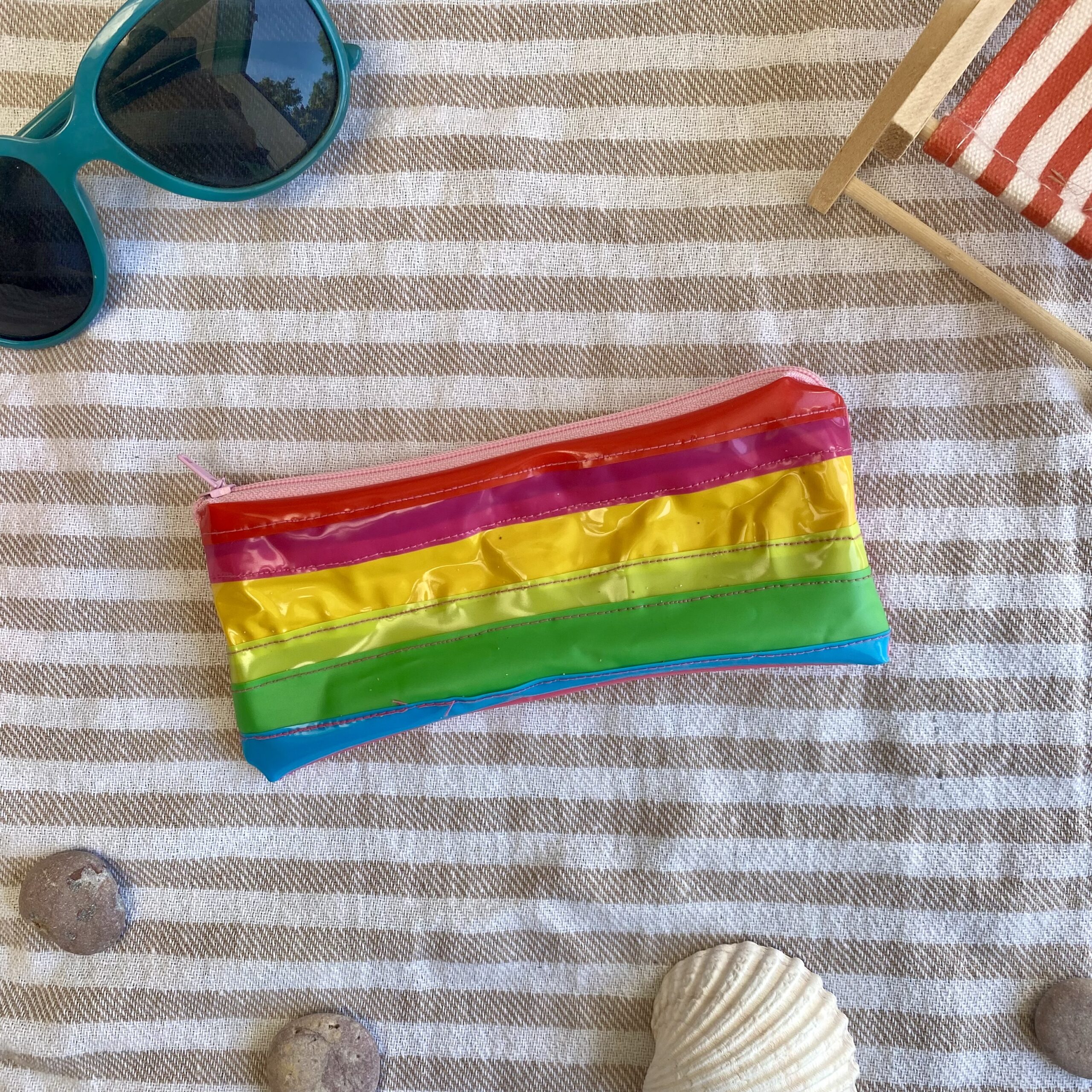 Upcycling Mäppchen Regenbogen, aus aufblasbarem Schwimmspielzeug, wasserabweisend, Statement-Tasche – Bild 2