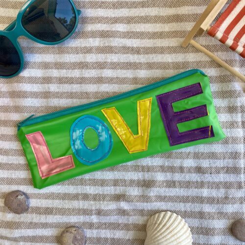 Upcycling Mäppchen LOVE, aus aufblasbarem Schwimmspielzeug, wasserabweisend, Statement-Tasche