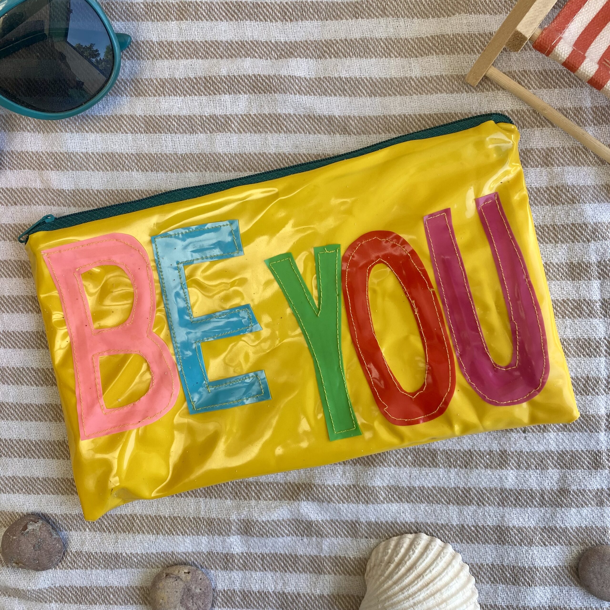 Upcycling Mäppchen BE YOU, aus aufblasbarem Schwimmspielzeug, wasserabweisend, Statement-Tasche