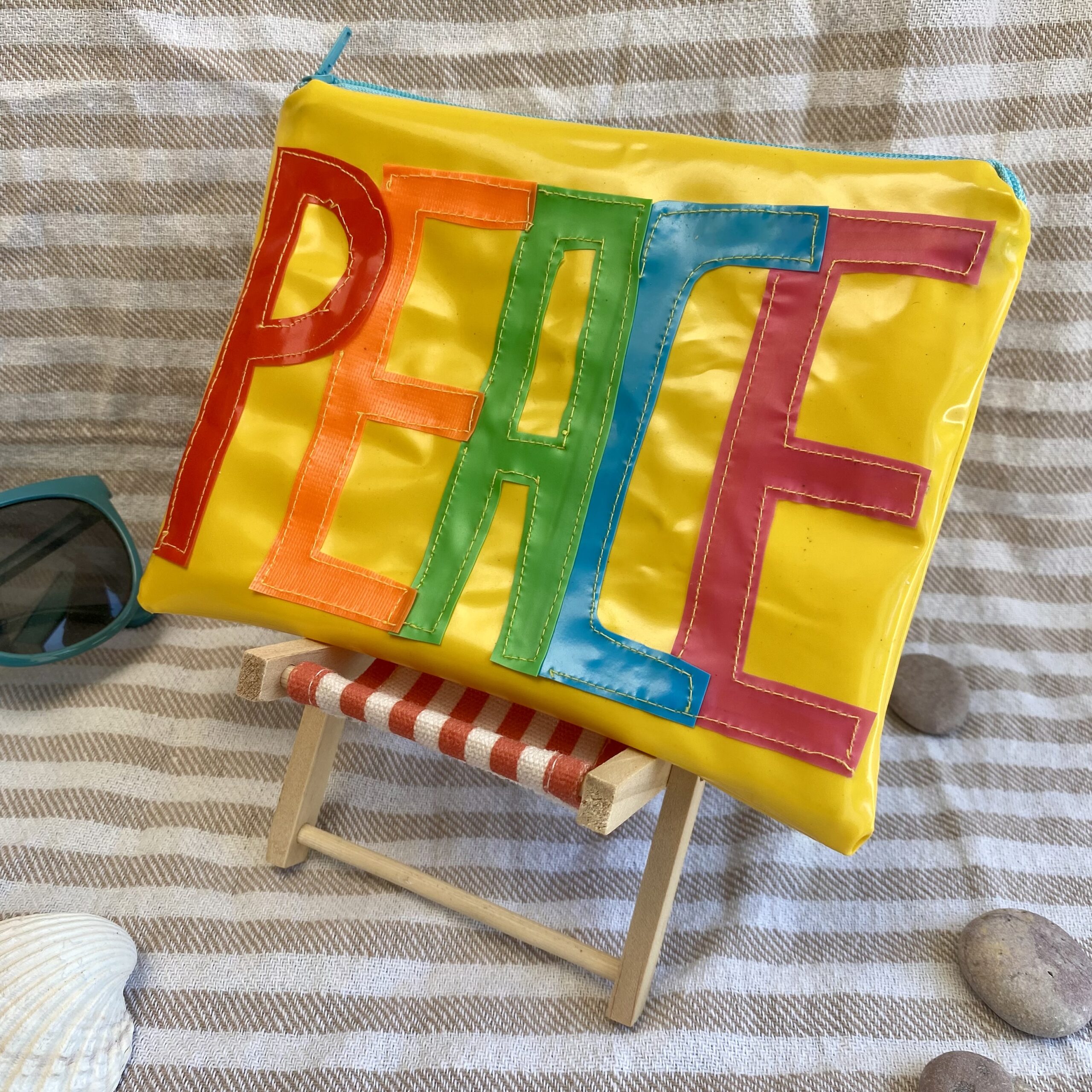 Upcycling Mäppchen PEACE, aus aufblasbarem Schwimmspielzeug, wasserabweisend, Statement-Tasche