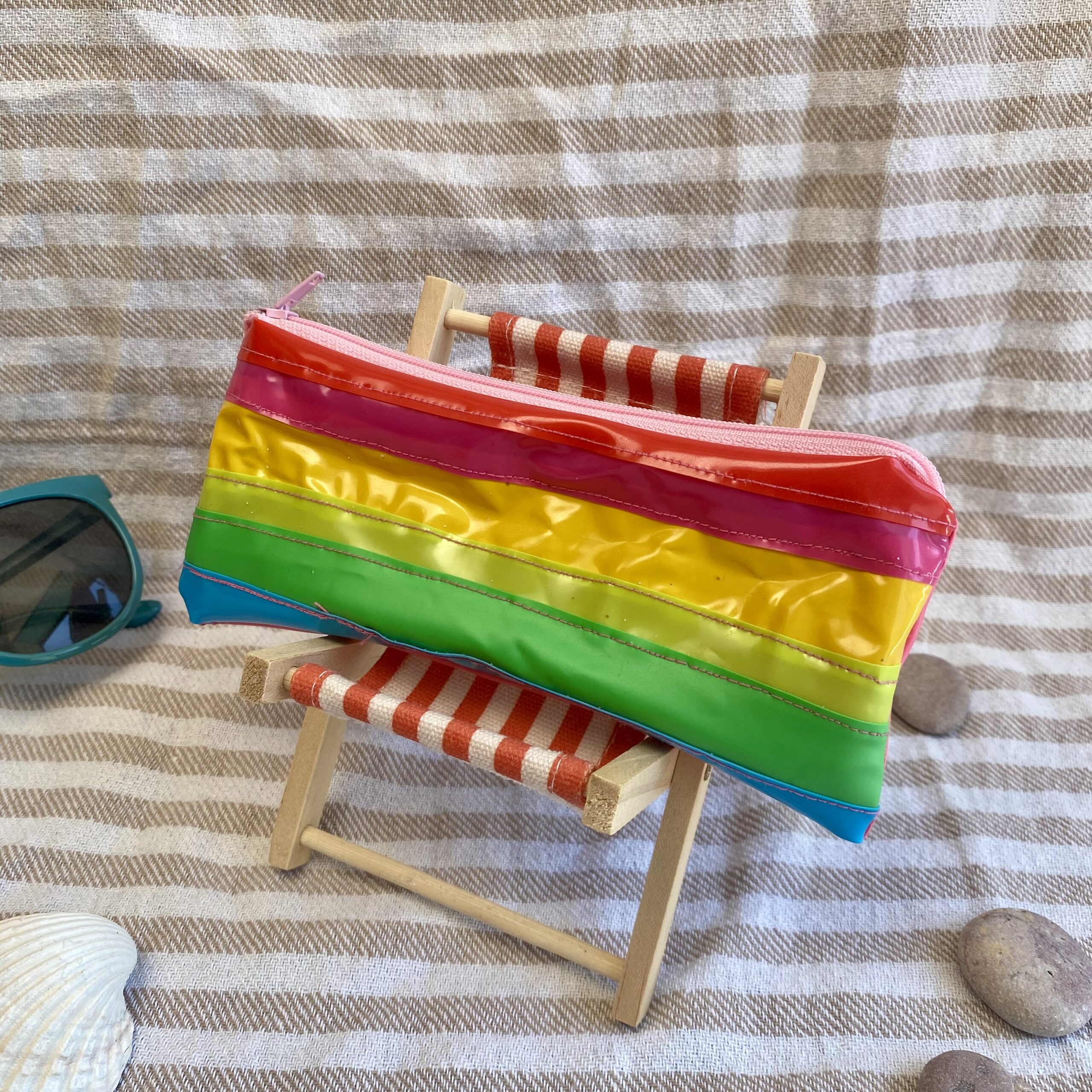 Upcycling Mäppchen Regenbogen, aus aufblasbarem Schwimmspielzeug, wasserabweisend, Statement-Tasche