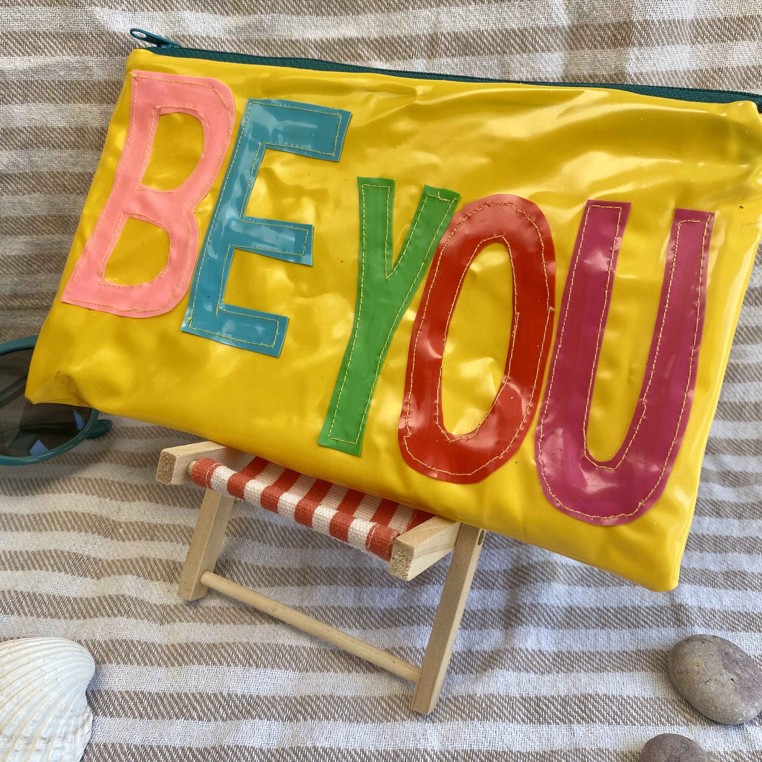 Upcycling Mäppchen BE YOU, aus aufblasbarem Schwimmspielzeug, wasserabweisend, Statement-Tasche