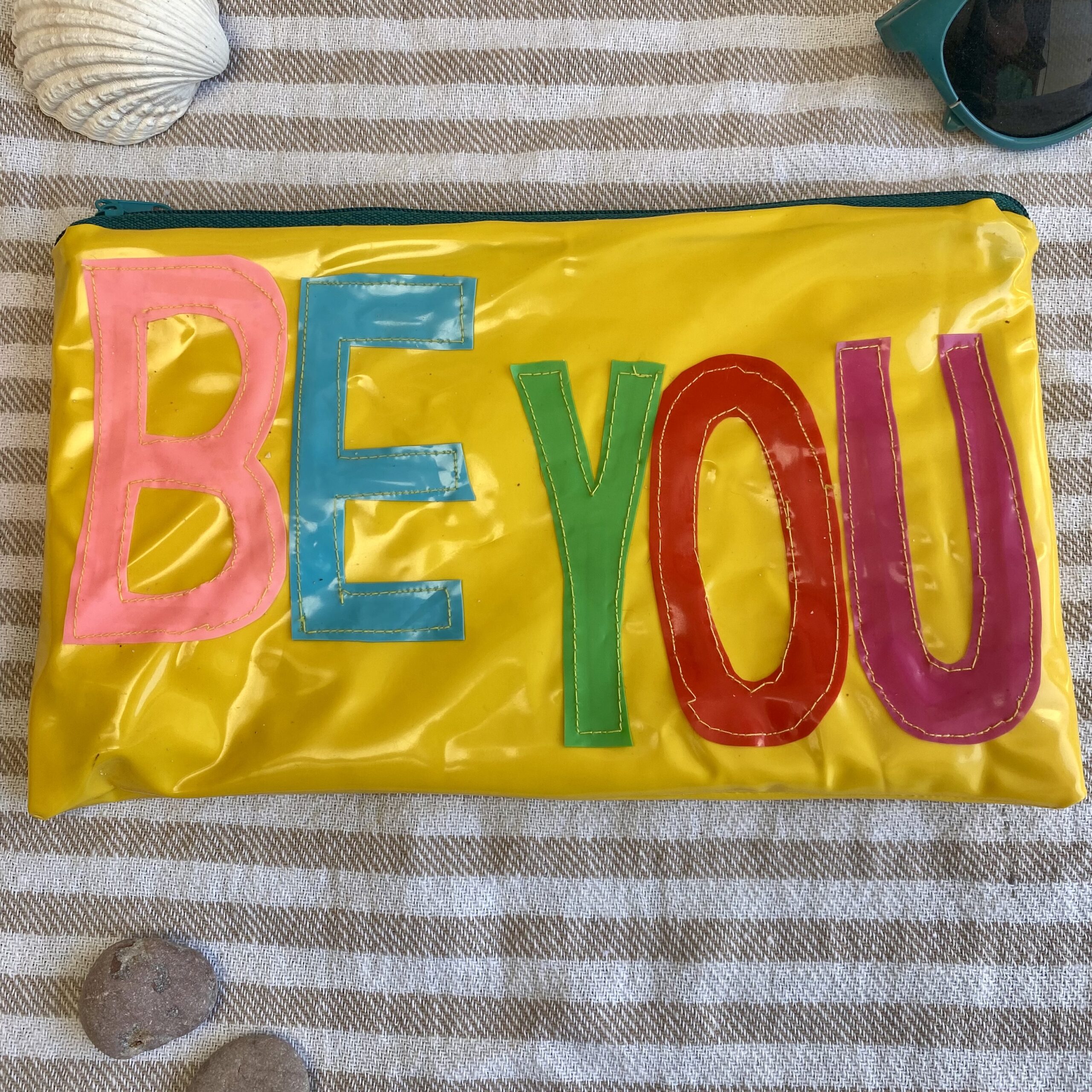 Upcycling Mäppchen BE YOU, aus aufblasbarem Schwimmspielzeug, wasserabweisend, Statement-Tasche